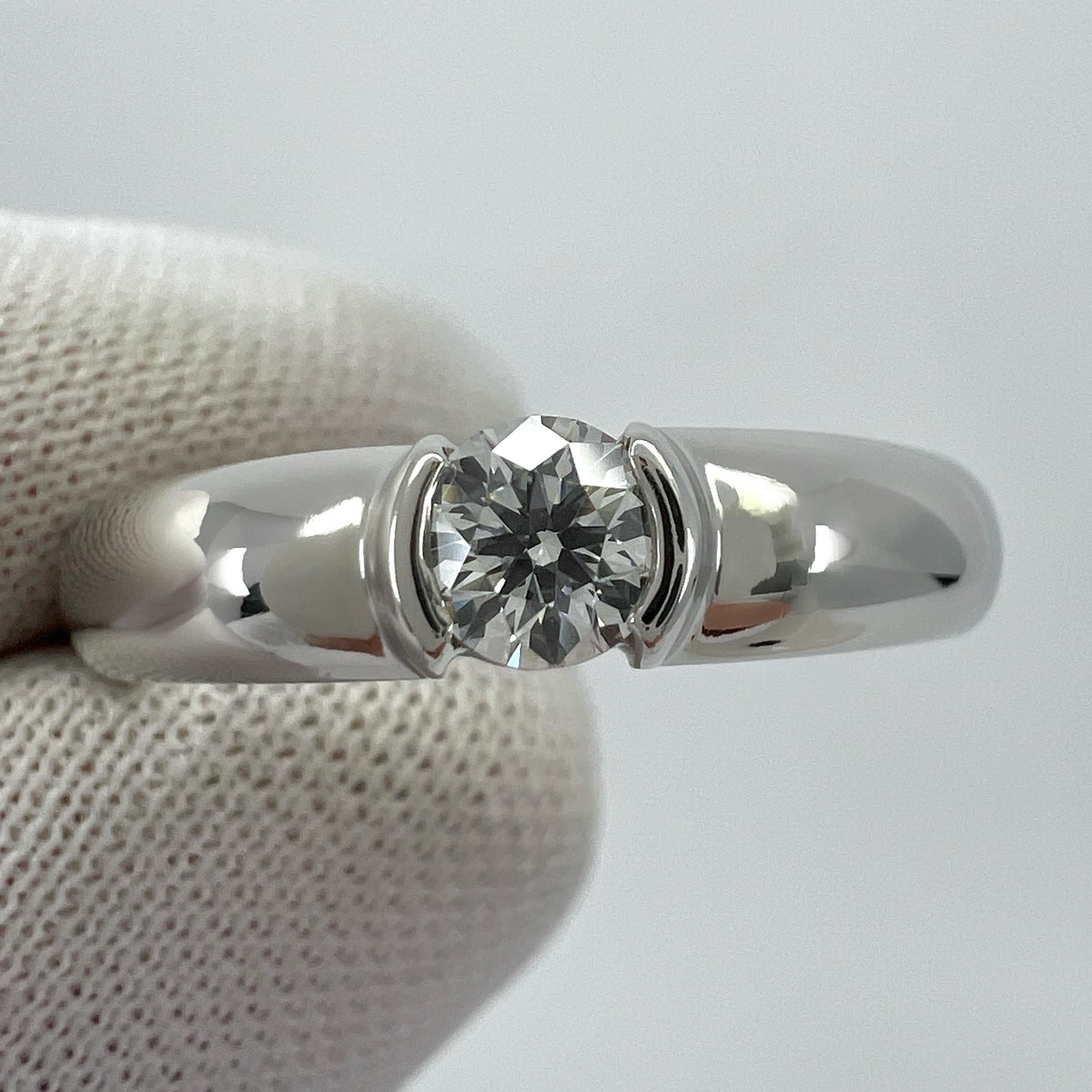 Tiffany & Co. d'epoca. Anello solitario in platino 950 con diamante naturale taglio rotondo.

Un bellissimo anello in platino di Tiffany & Co. con mezzo castone incastonato con un diamante bianco naturale taglio rotondo di eccellente qualità. 
0,24