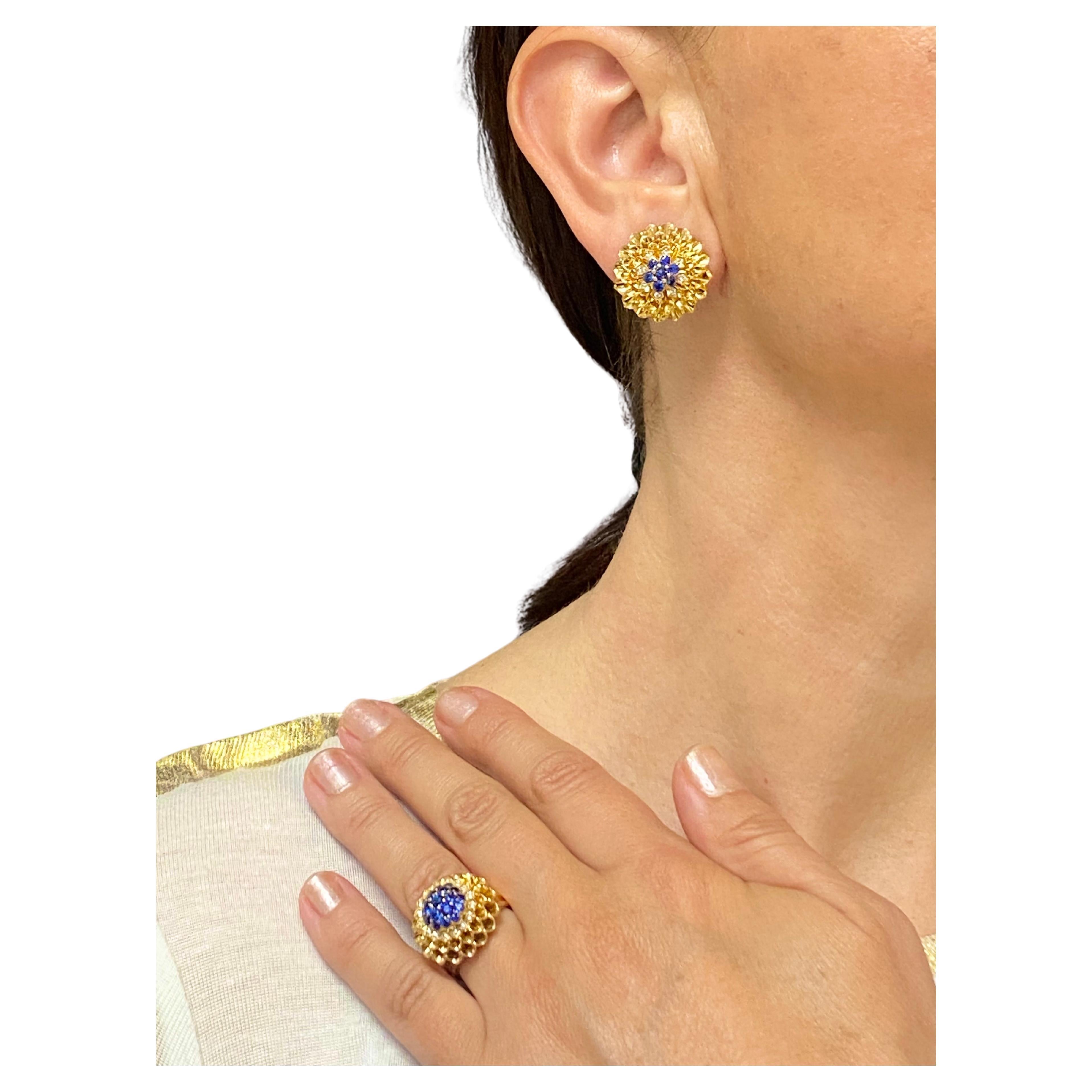 DESIGNER : Tiffany & Co.
CIRCA : années 1970
MATERIALES : Or jaune 14k
PIERRE PREMIÈRE : Diamant rond taillé en brillant
PIERRE PREMIÈRE : Saphir 
POIDS : Bague - 13,3 grammes, Boucles d'oreilles - 16,8 grammes
MESURES : Diamètre de la bague et des