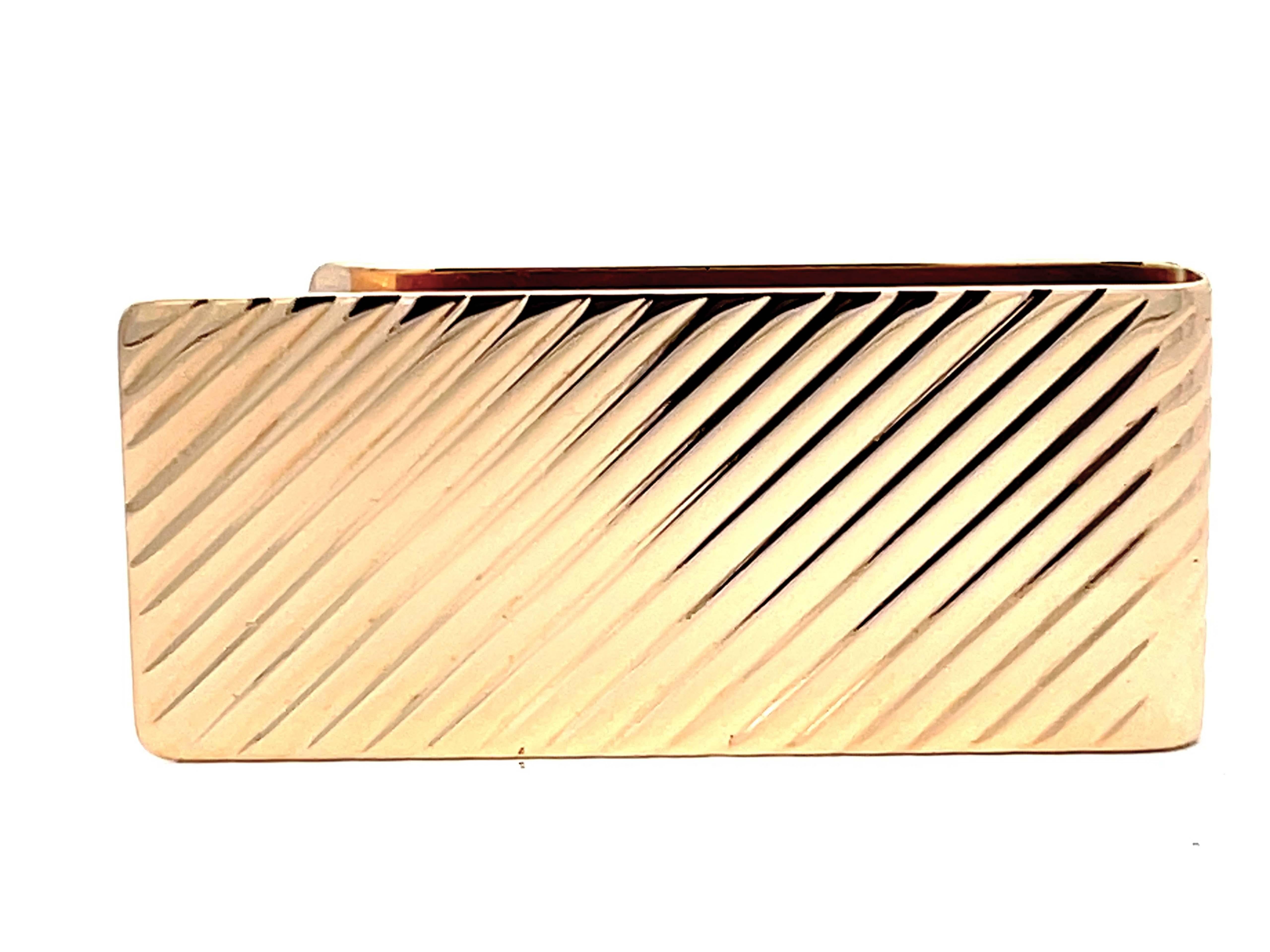 Item Specifications:

Brand: Tiffany & Co.

Style: Money Clip

Metal: 14k yellow gold

Measurements: 2.2