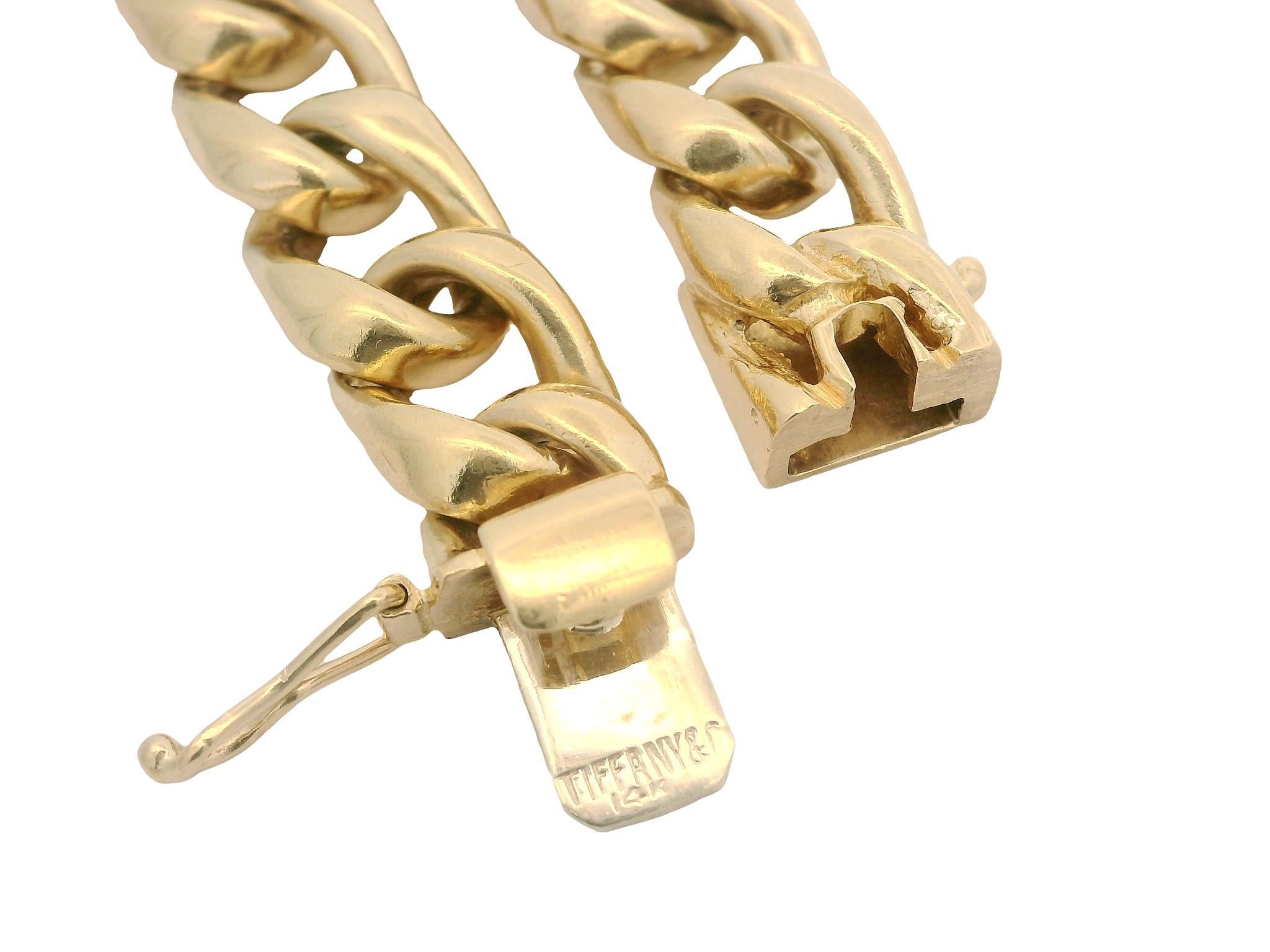 Material: Oro amarillo macizo de 14 quilates
Peso: 40,75 gramos
Tipo de cadena: Eslabón de bordillo de 10,5 mm de ancho 
Longitud: Se ajusta cómodamente a muñecas de hasta 7,0