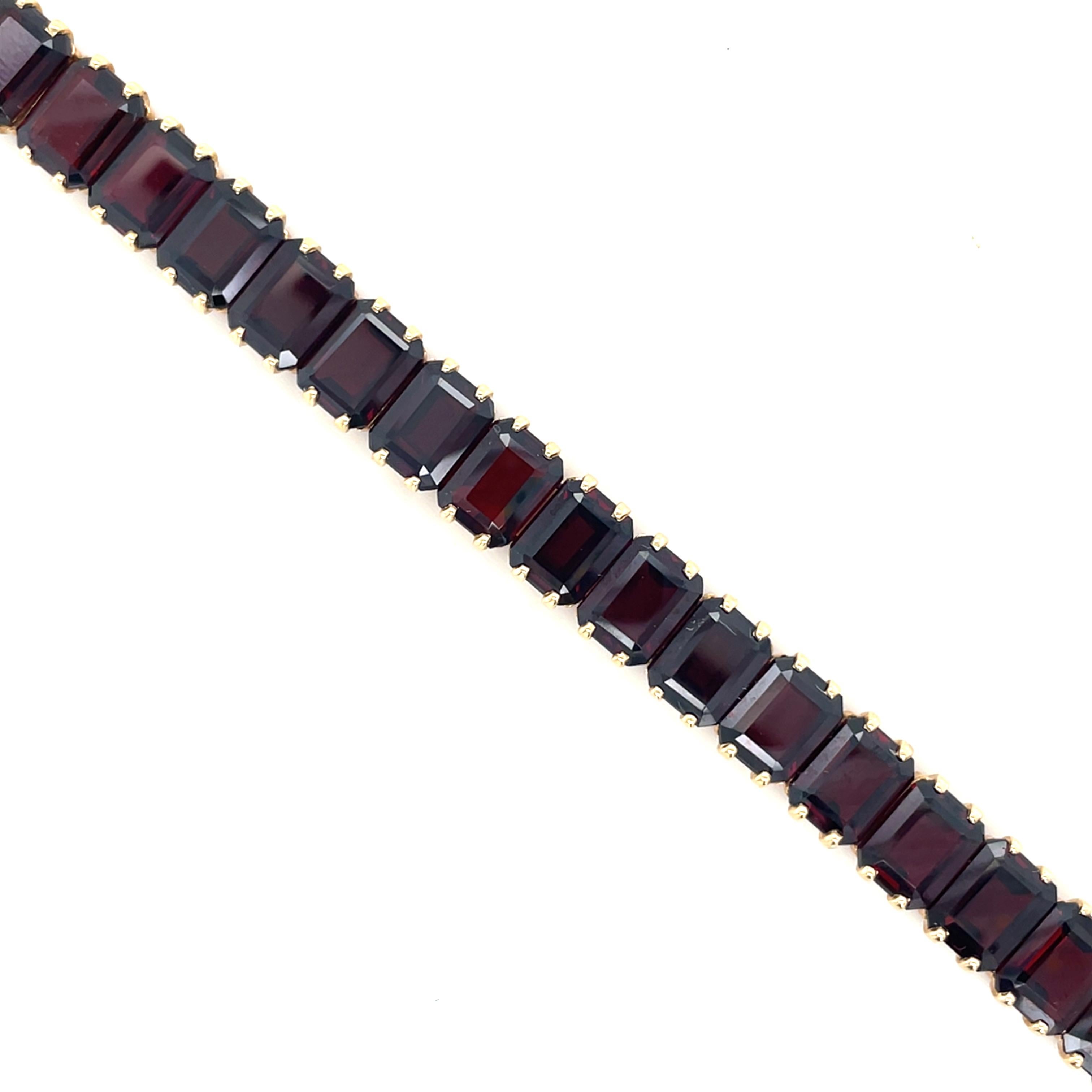 Vintage Tiffany & Co., 14K Yellow Gold and Garnet Bracelet In Excellent Condition For Sale In Chicago, IL