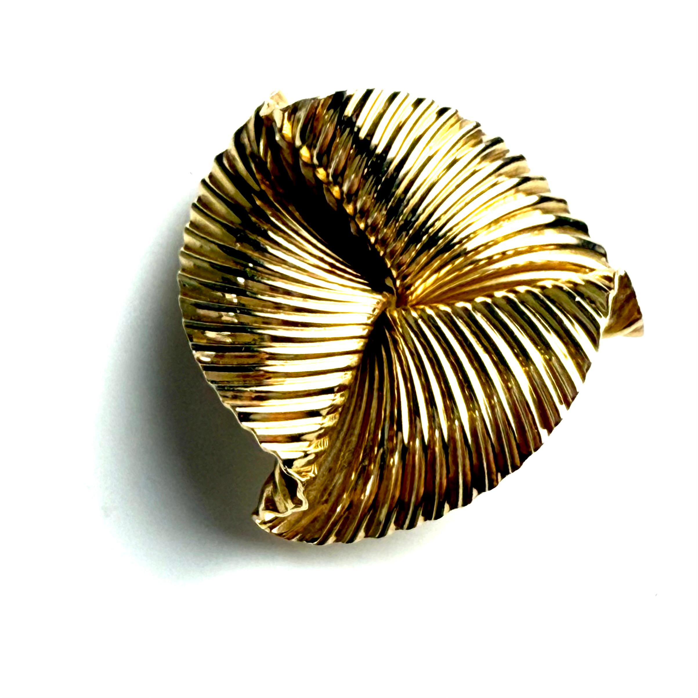 Vintage Tiffany & Co. 14K Yellow Gold Ribbon Brooch 1.5 Inches Diameter For Sale 3