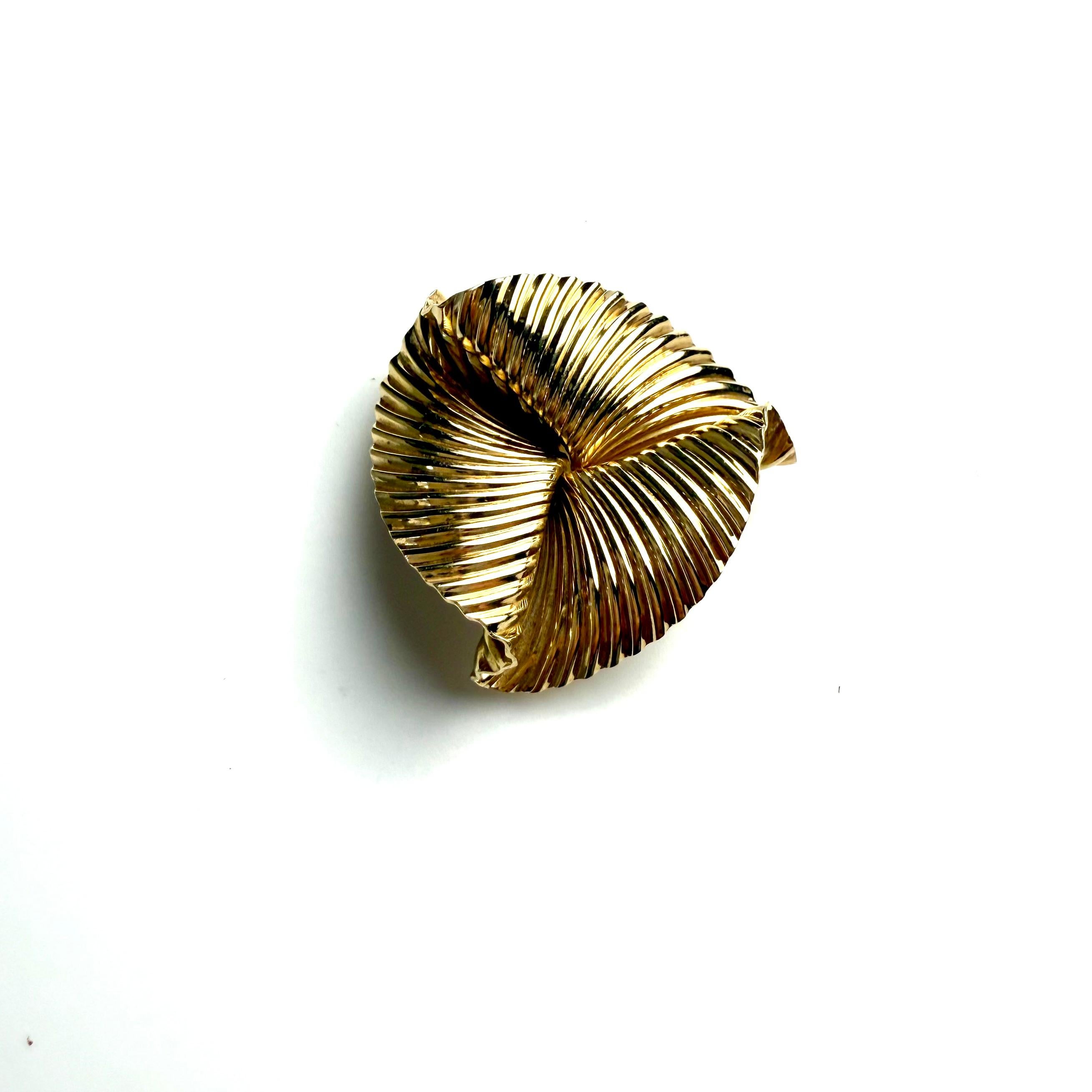 Vintage Tiffany & Co. 14K Yellow Gold Ribbon Brooch 1.5 Inches Diameter For Sale 5