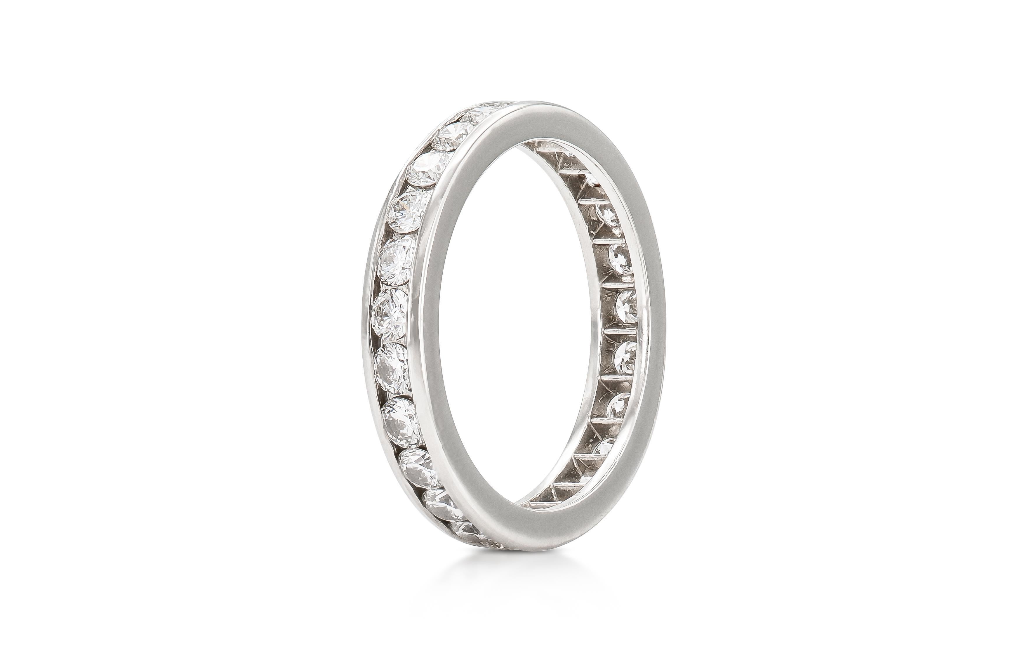 Fein gearbeitet aus Platin mit 25 kanalgefassten Diamanten im Brillantschliff mit einem Gesamtgewicht von ca. 1,50 Karat.
Signiert von Tiffany & Co.
Größe 4 3/4