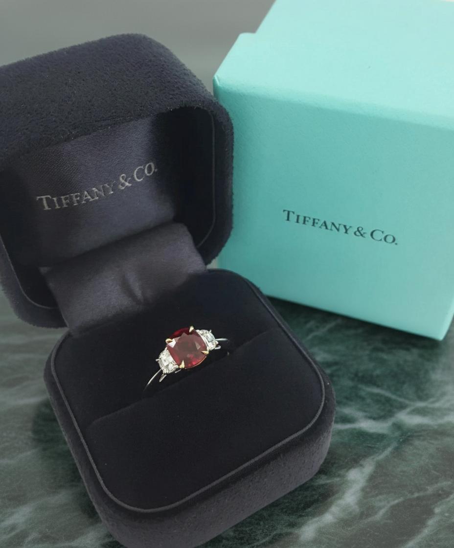 Un'elegante creazione vintage di Tiffany & Co. degli anni '80, che mostra una raffinatezza senza tempo e una squisita fattura.

Questo straordinario anello è incentrato su un rubino rosso naturale con taglio a cuscino di colore e brillantezza