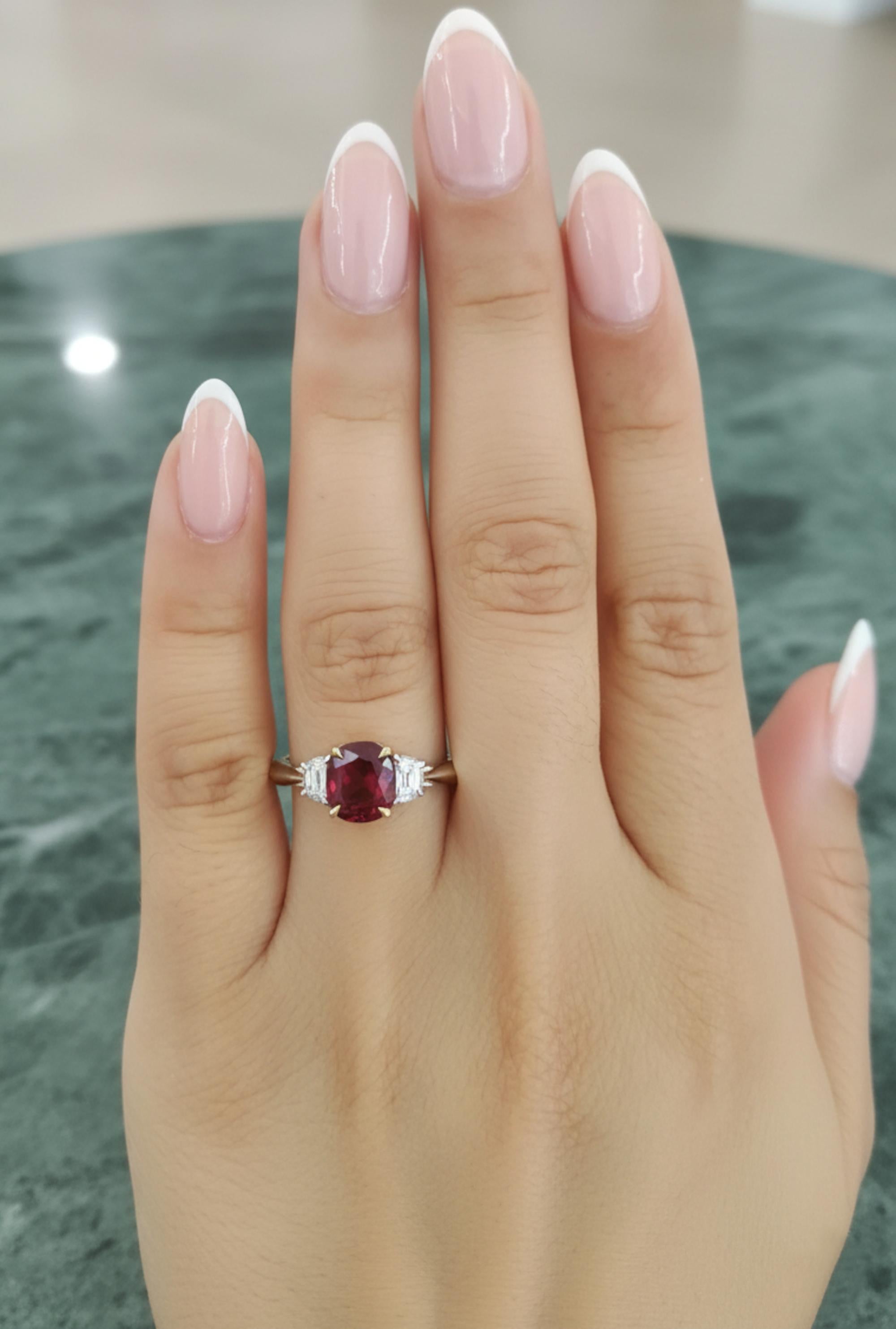 Taglio cuscino Vintage Tiffany & Co. 1,8 carati di rubino rosso e diamanti in platino e oro giallo 18 carati in vendita