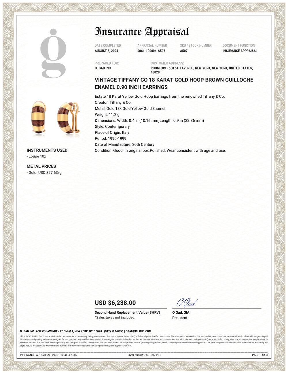 Erhöhen Sie Ihren Stil mit diesen exquisiten Estate 18 Karat Gelbgold Hoop Earrings der renommierten Tiffany & Co. Diese mit viel Liebe zum Detail gefertigten Ohrringe sind mit abwechselnden Bändern aus brauner Guilloche-Emaille versehen, die Ihrem