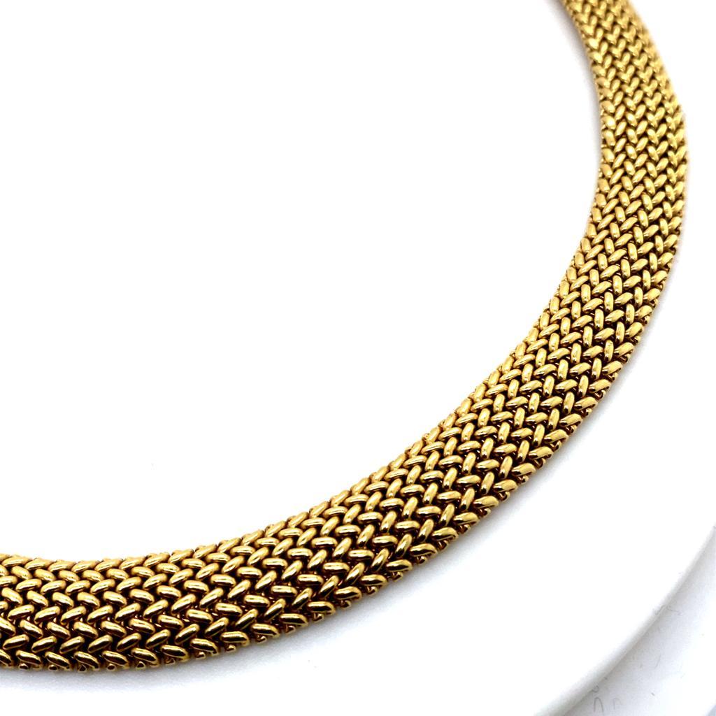 Ein Vintage Tiffany & Co 18 Karat Gelbgold Kragen Mesh Halskette, circa 1980.

Die Halskette besteht aus fein gewobenem Maschengold, das sich schön flach um den Hals legt und dadurch sehr angenehm zu tragen ist.

Mit einer Länge von 16 Zentimetern