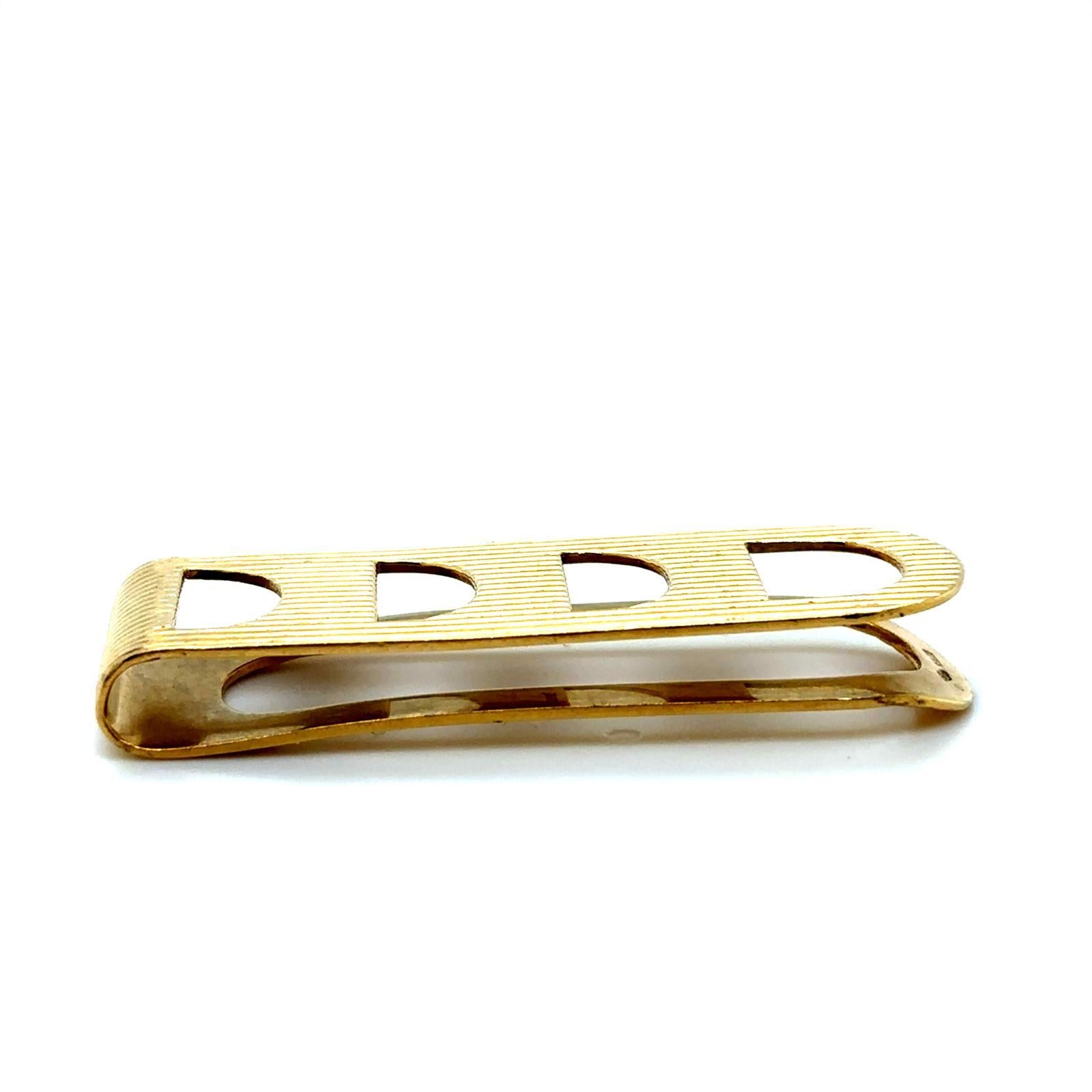 Geldscheinklammer aus 18 Karat Gelbgold von Tiffany & Co, um 1980

Diese Geldscheinklammer aus 18 Karat Gelbgold von Tiffany & Co ist mit einem maschinell gedrehten, geriffelten, horizontalen Design mit vier ausgeschnittenen Halbmondabschnitten und