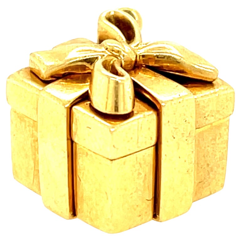 Vintage Tiffany and Co. 18 Karat Yellow Gold Present Charm For