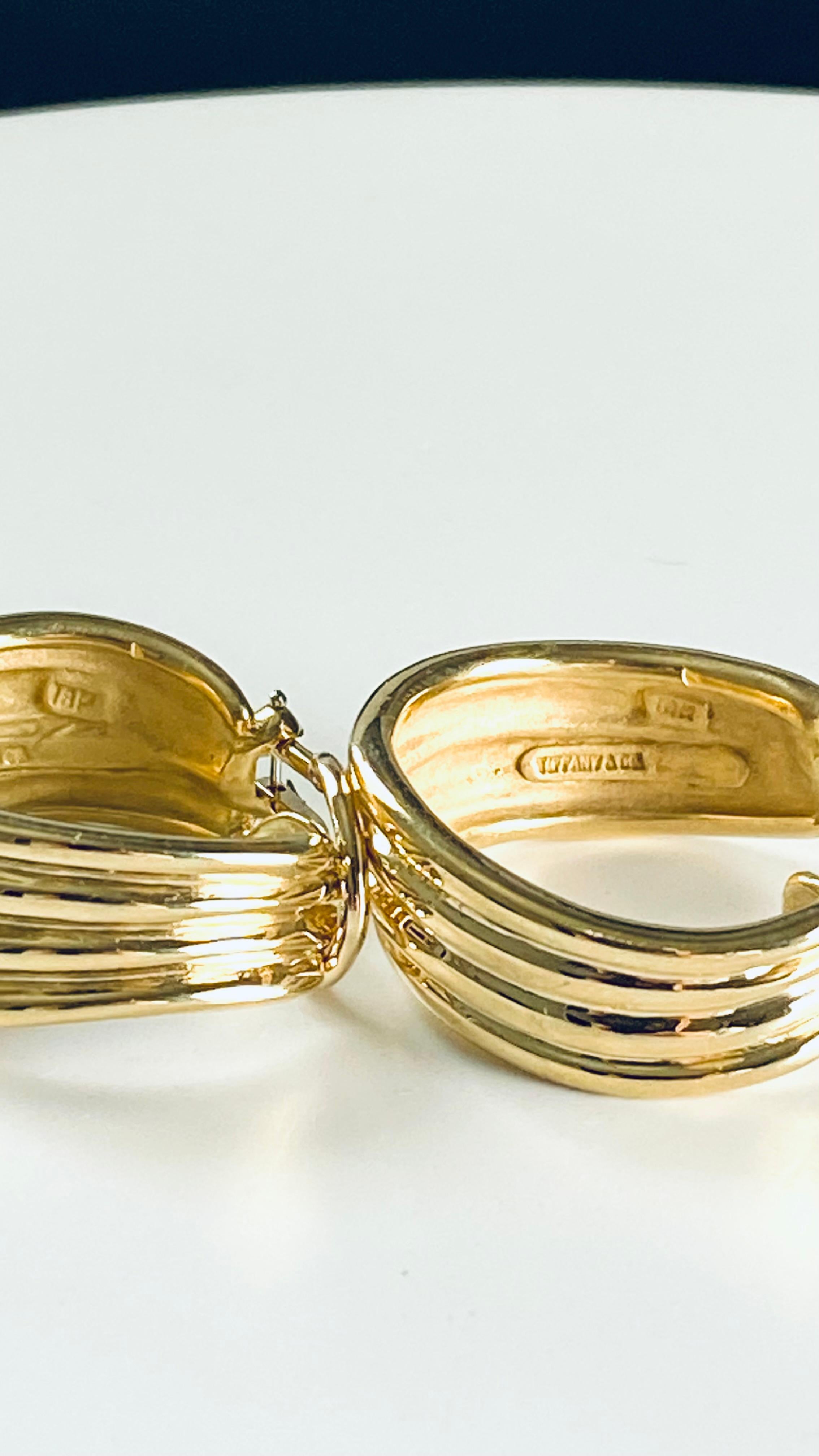 Vintage Tiffany Co 18 Karat Yellow Gold Wide Ribbed Hoop One Inch Long Earrings For Sale 7