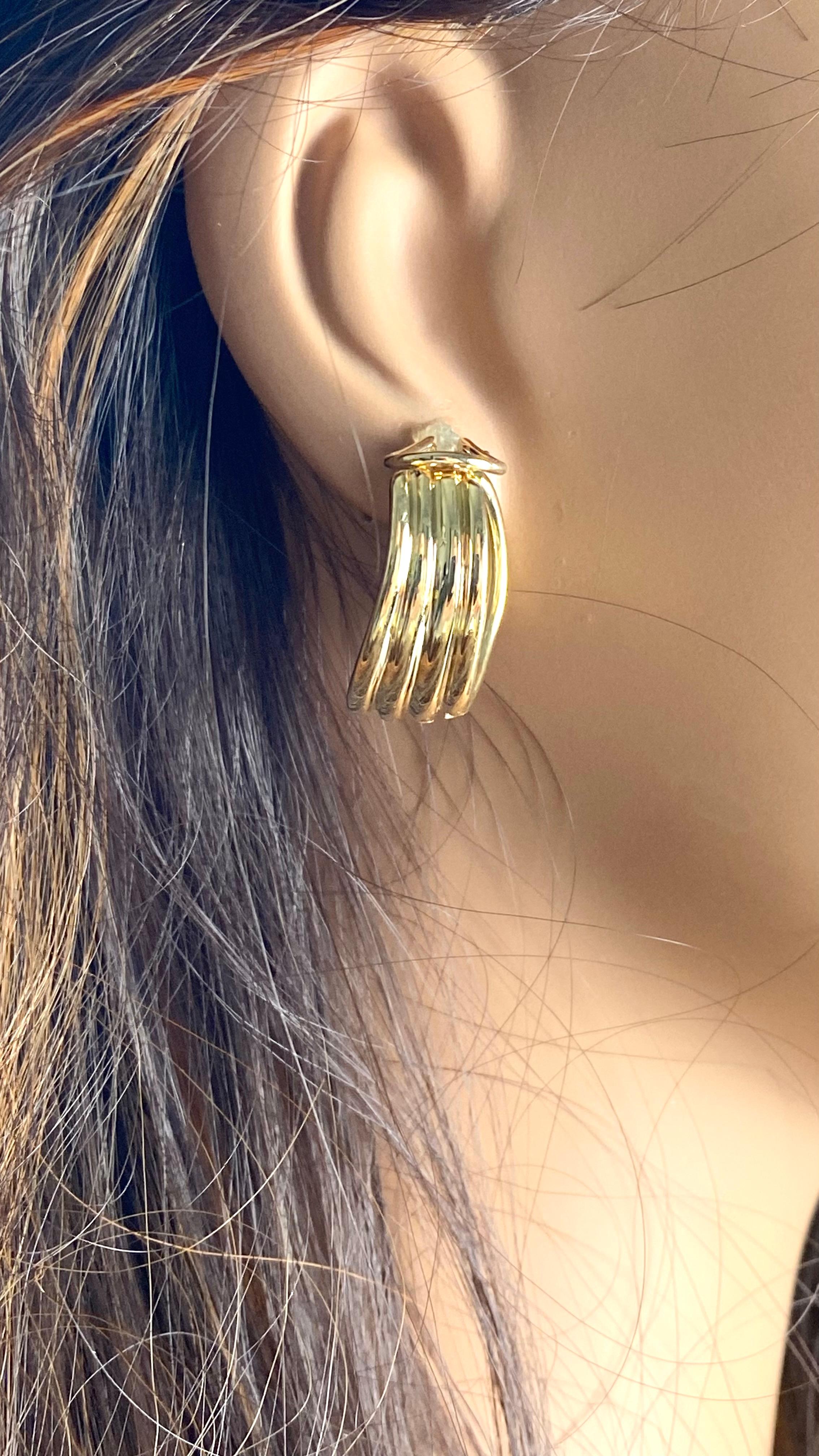 Contemporary Vintage Tiffany Co 18 Karat Yellow Gold Wide Ribbed Hoop One Inch Long Earrings For Sale