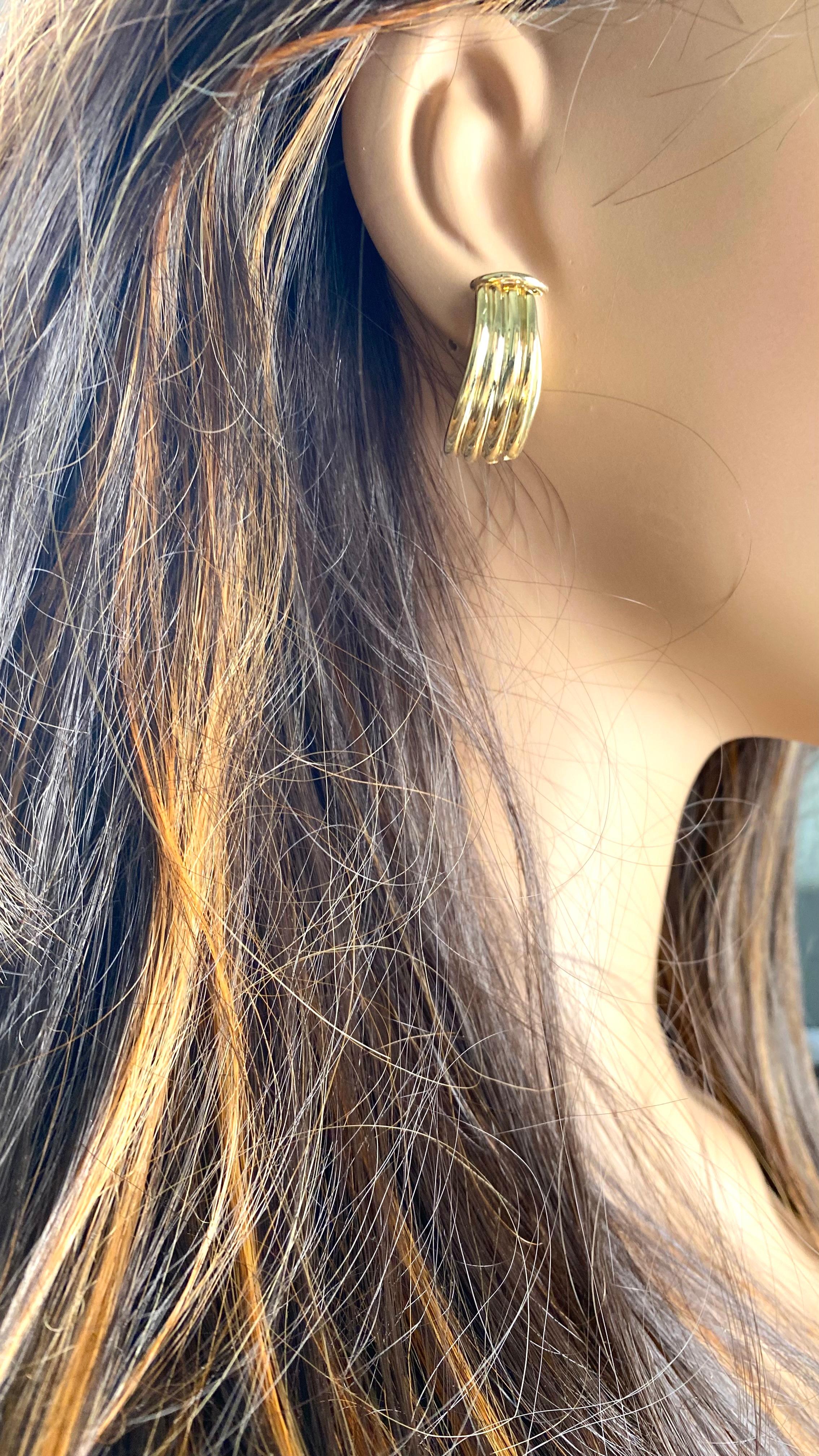 Vintage Tiffany Co 18 Karat Yellow Gold Wide Ribbed Hoop One Inch Long Earrings In Good Condition For Sale In New York, NY