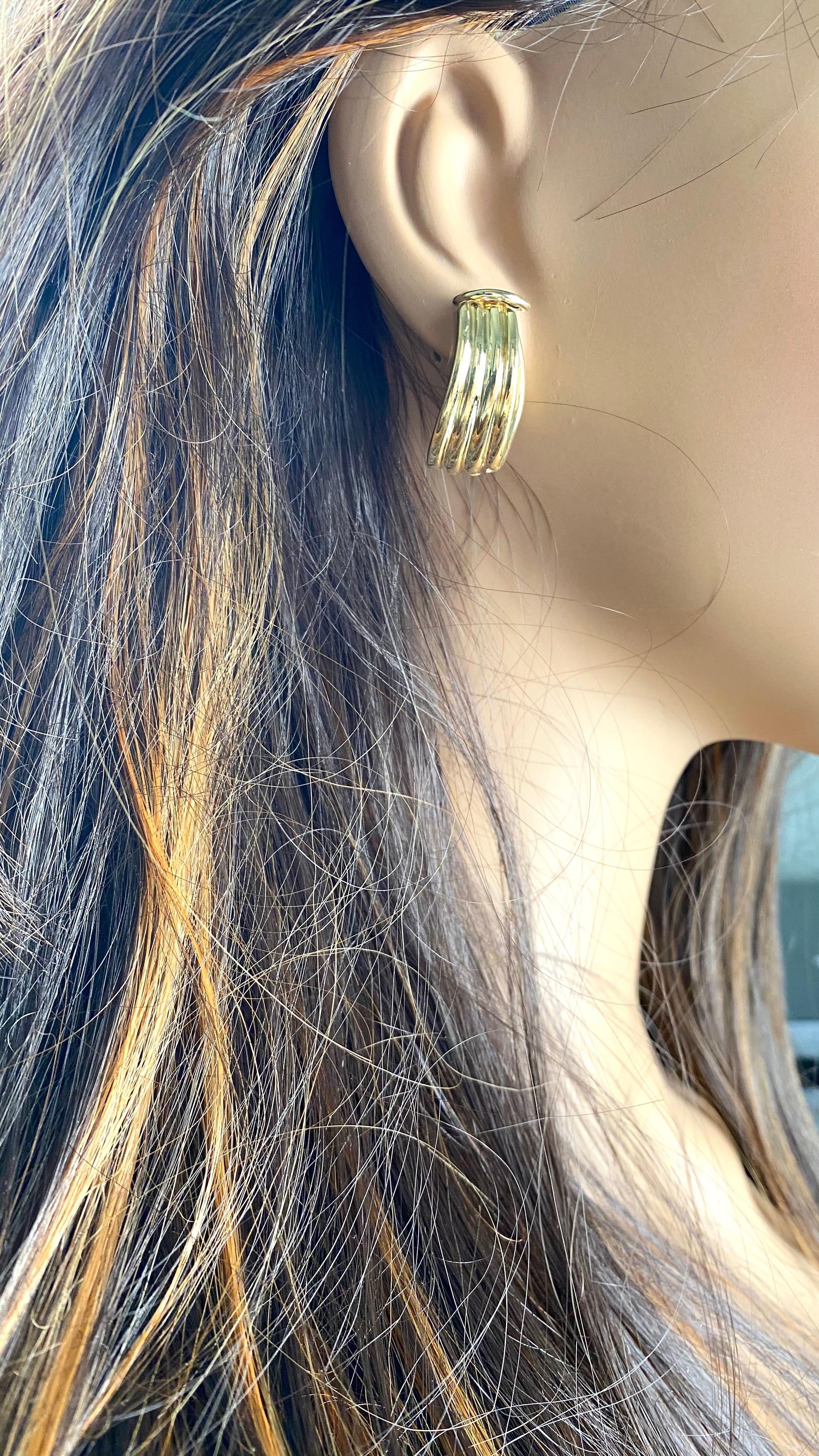 Vintage Tiffany Co 18 Karat Yellow Gold Wide Ribbed Hoop One Inch Long Earrings For Sale 2