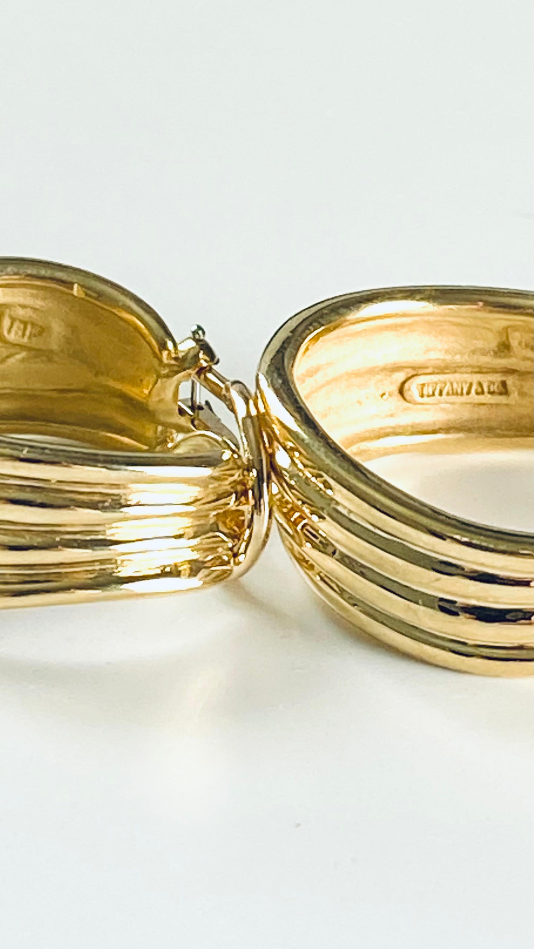 Vintage Tiffany Co 18 Karat Yellow Gold Wide Ribbed Hoop One Inch Long Earrings For Sale 3