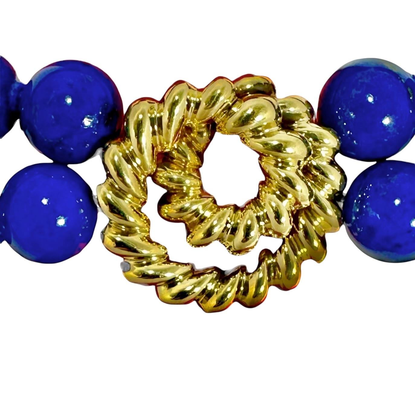 Questa collana casual di Tiffany & Co., risalente alla metà o alla fine del XX secolo, è infilata in un doppio filo di perline blu di Lapislazzuli da 10 mm. Le perline sono punteggiate da un motivo a corda in oro giallo 18 carati, realizzato a mo'