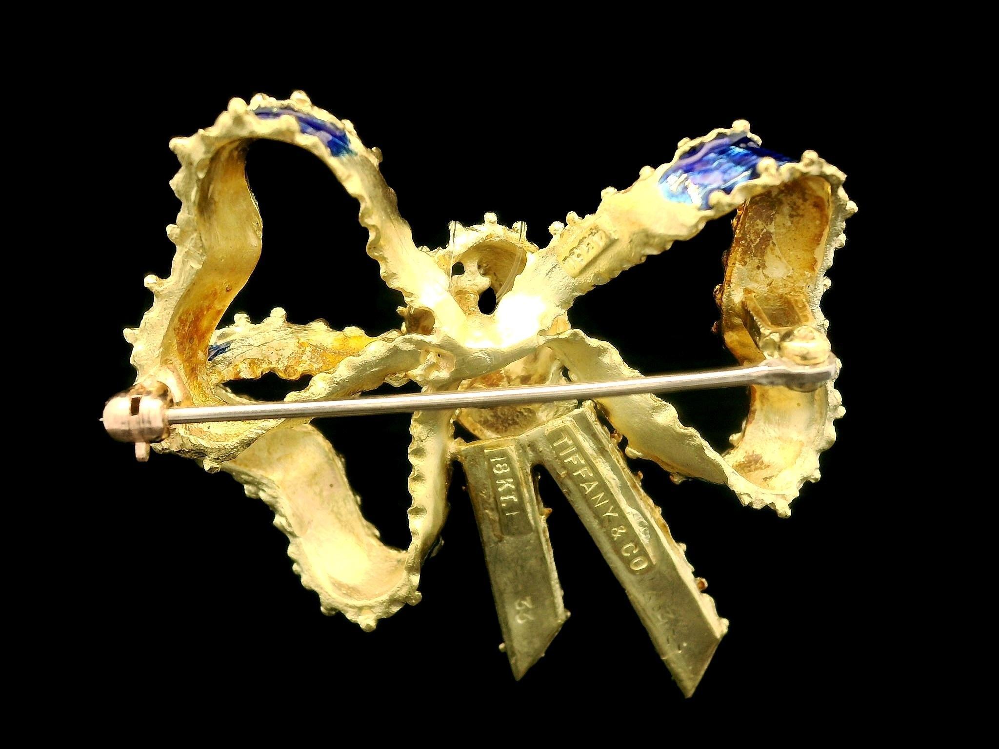 Women's Vintage Tiffany & Co. 18k Gold Blue Enamel Work Textured Ribbon Bow Pin Brooch For Sale