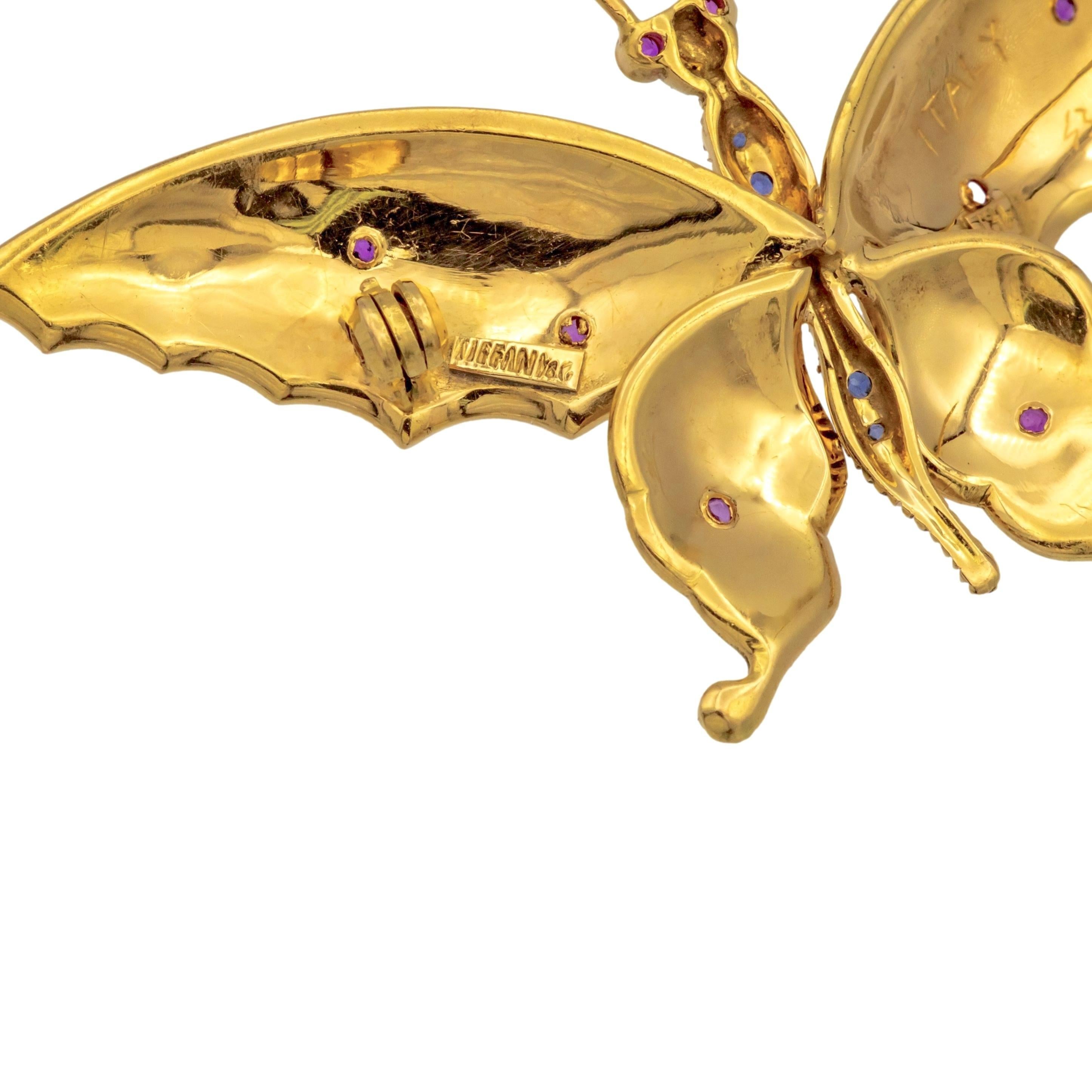 Contemporaneo Vintage Tiffany & Co. Spilla a farfalla in oro 18 carati, rubino e zaffiro, 1960 Italia in vendita
