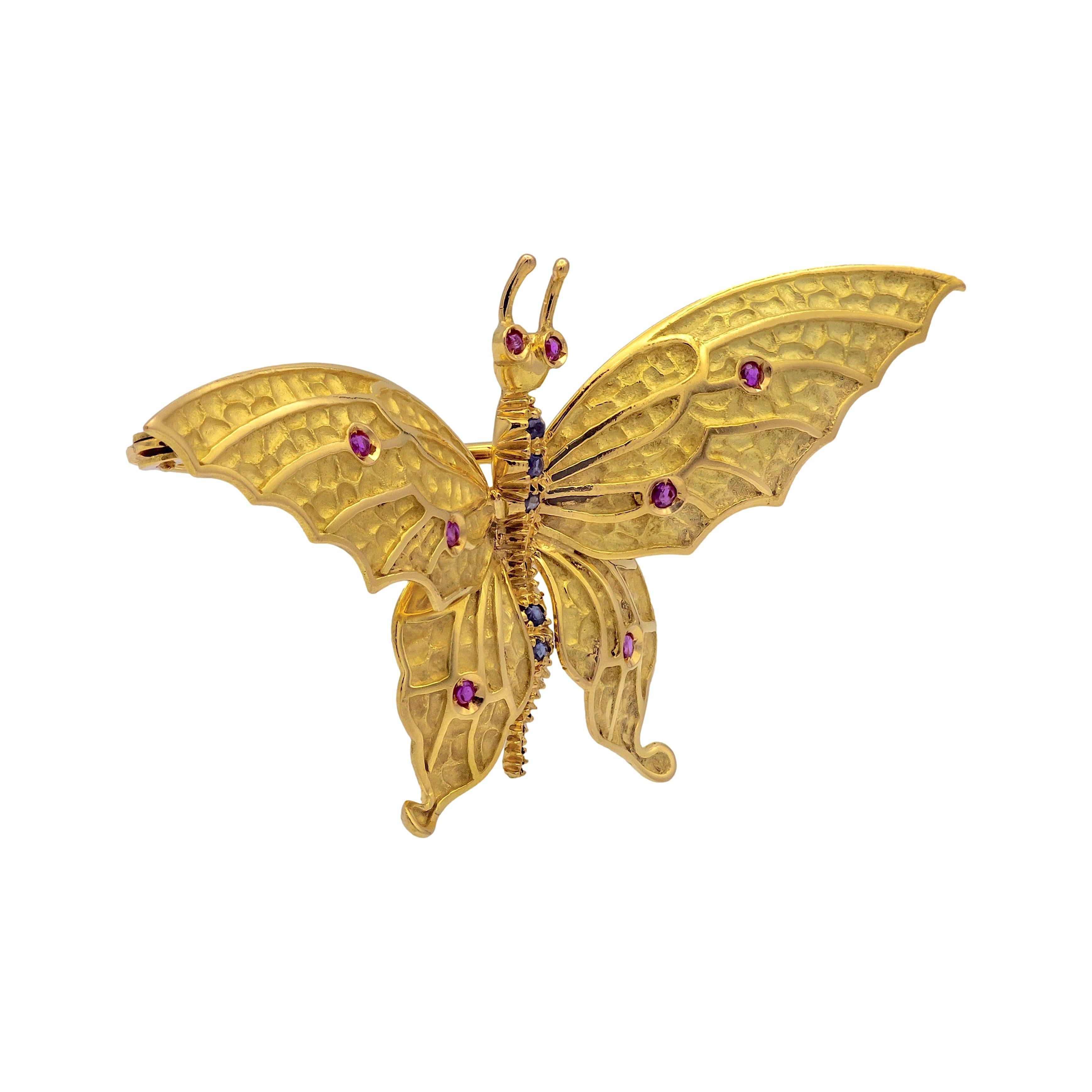 Taglio rotondo Vintage Tiffany & Co. Spilla a farfalla in oro 18 carati, rubino e zaffiro, 1960 Italia in vendita