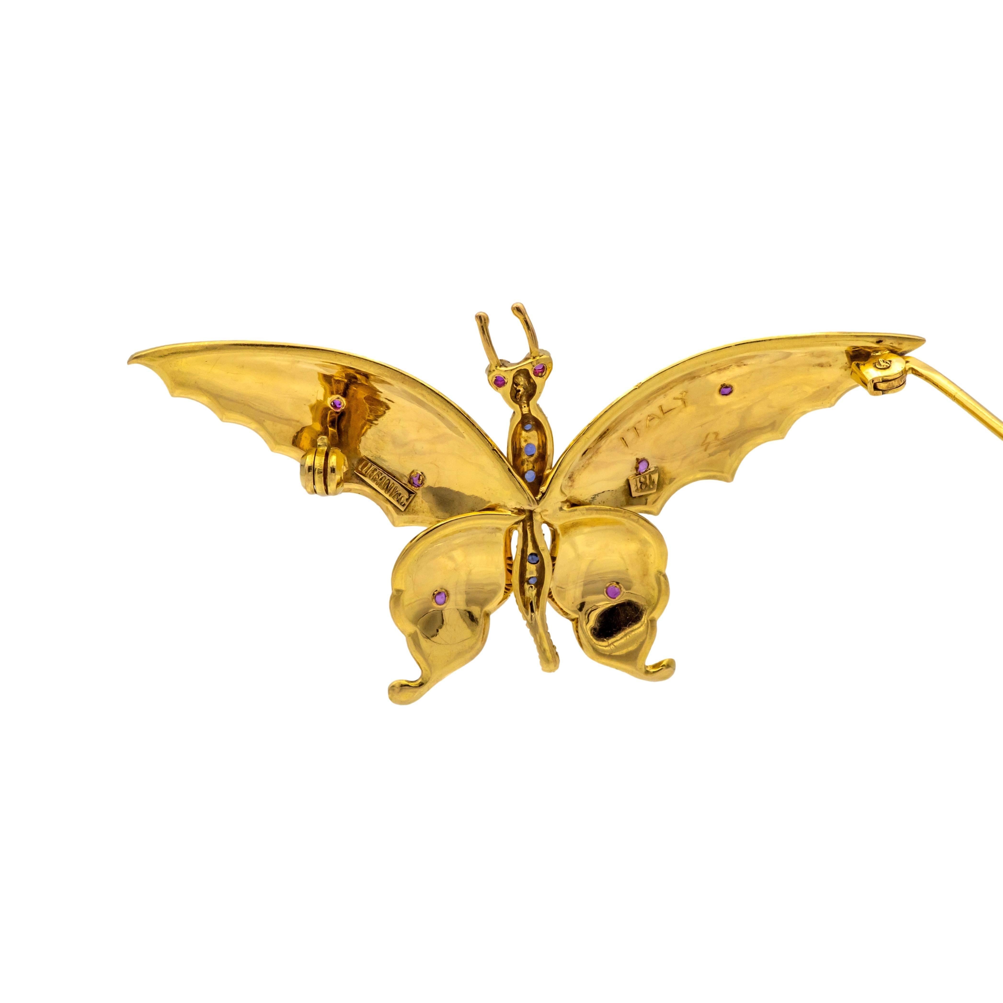 Vintage Tiffany & Co. Spilla a farfalla in oro 18 carati, rubino e zaffiro, 1960 Italia In condizioni ottime in vendita a New York, NY
