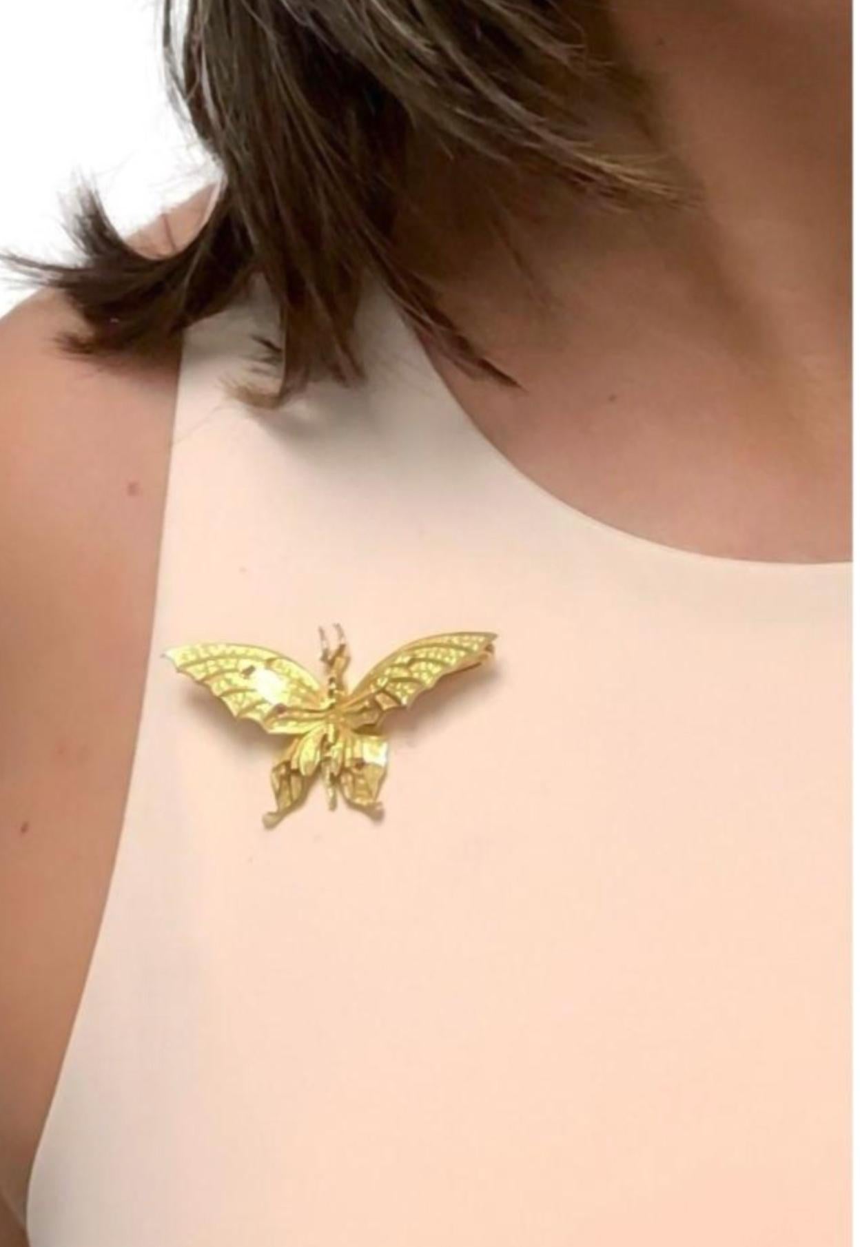 Vintage Tiffany & Co. Spilla a farfalla in oro 18 carati, rubino e zaffiro, 1960 Italia in vendita 1