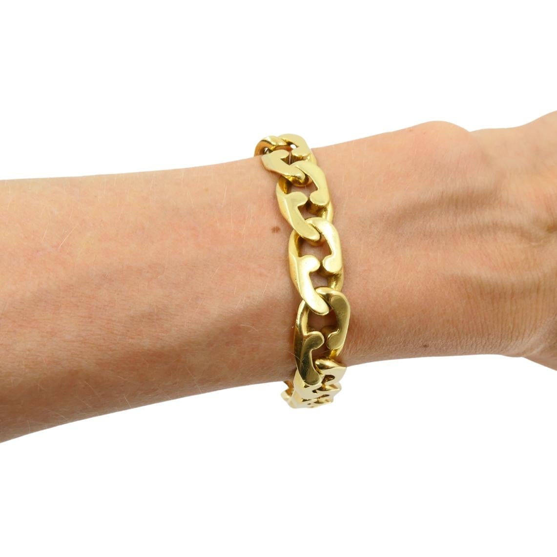 Esta pulsera vintage de oro de 18 quilates de Tiffany & Co. tiene una cadena plana con eslabones estrechamente engastados. Los eslabones tienen un diseño único y un contorno suave, creando una silueta de perfil bajo que se adapta perfectamente a la