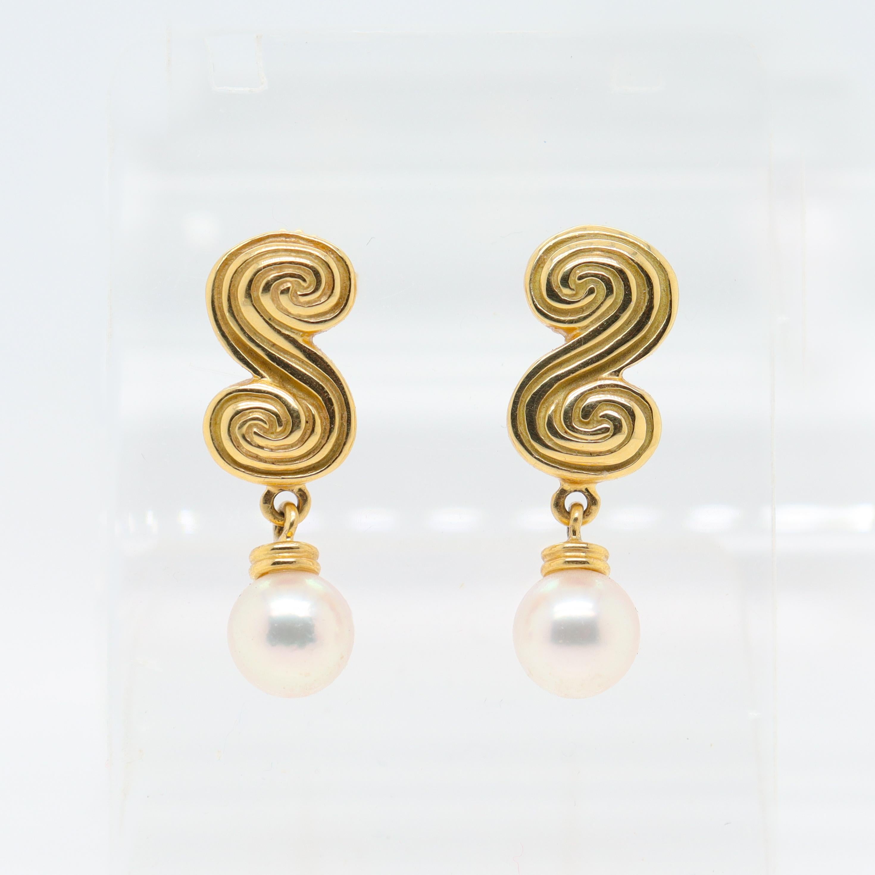 A fine pair of vintage Tiffany & Co. gold & pearl earrings.

In 18K gold.

In the double spiral or 