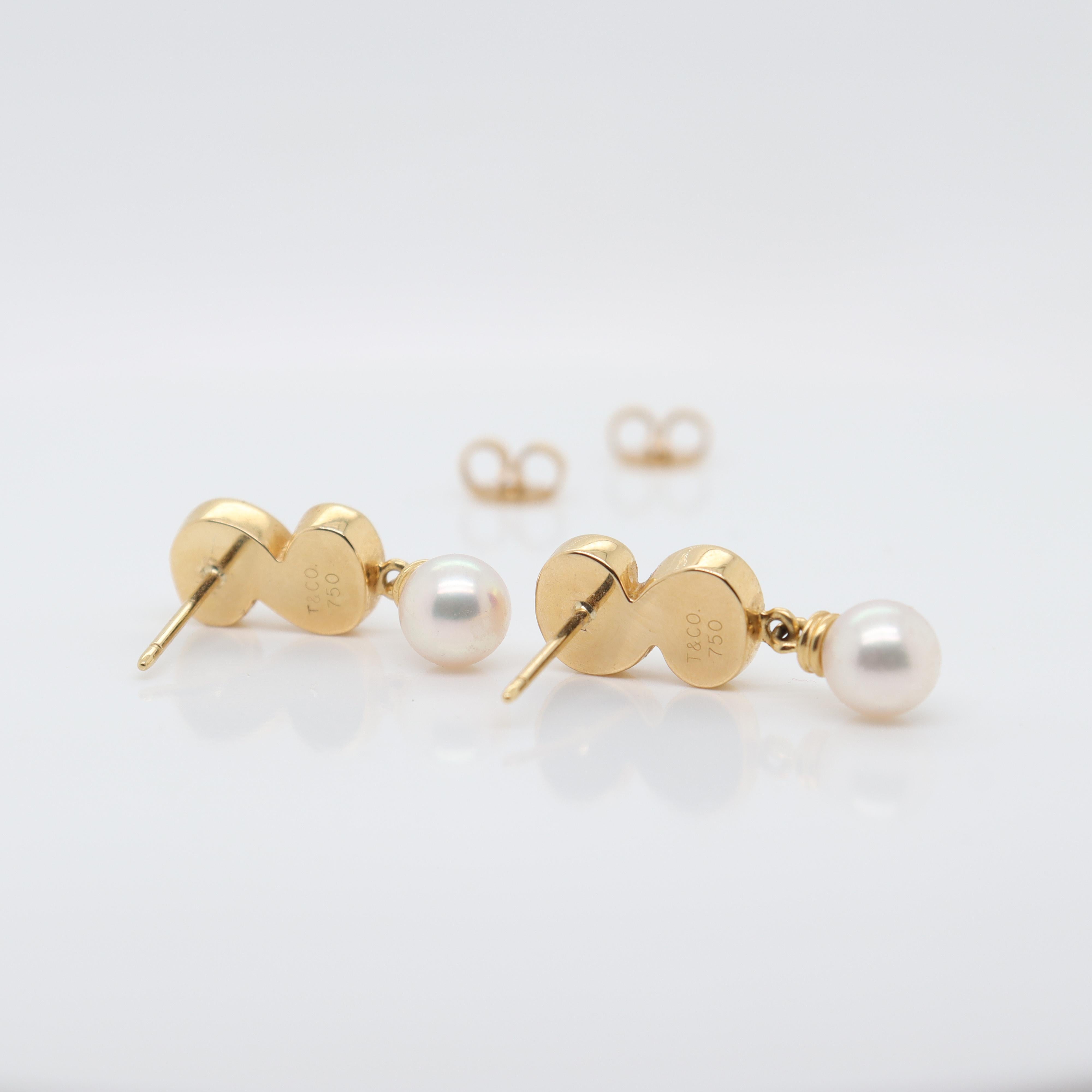 Vintage Tiffany & Co 18K Gold Double Spiral or 'S' Scroll Earrings w Pearl Drops In Good Condition For Sale In Philadelphia, PA
