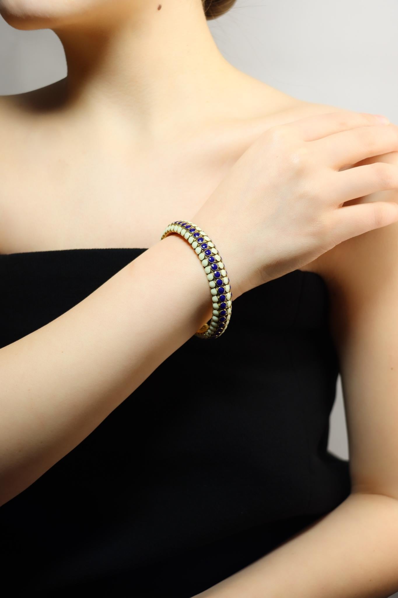 Bracciale vintage con smalto in oro 18 carati di Tiffany & Co.

Contrassegnato:
Tiffany & Co. 
18K

Dimensioni approssimative:
19 cm (lunghezza) 
1 cm (larghezza)
65,8 grammi di peso.