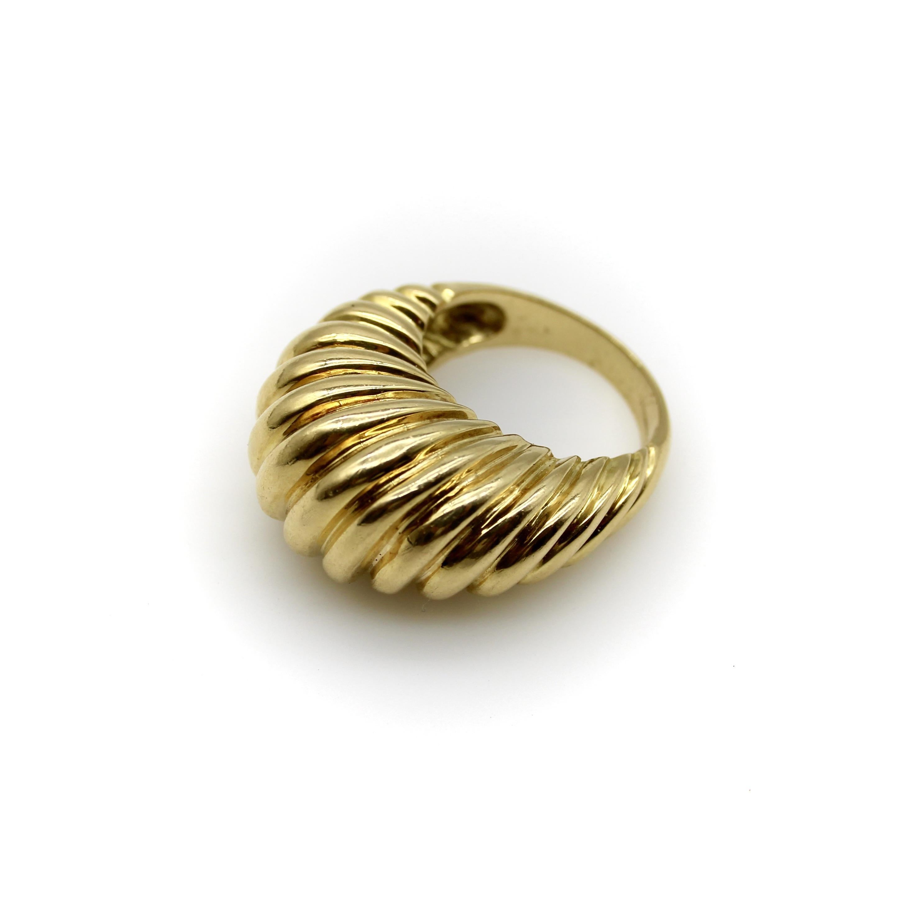 Vintage Tiffany & Co. 18K Gold Fluted Dome Ring In Good Condition For Sale In Venice, CA