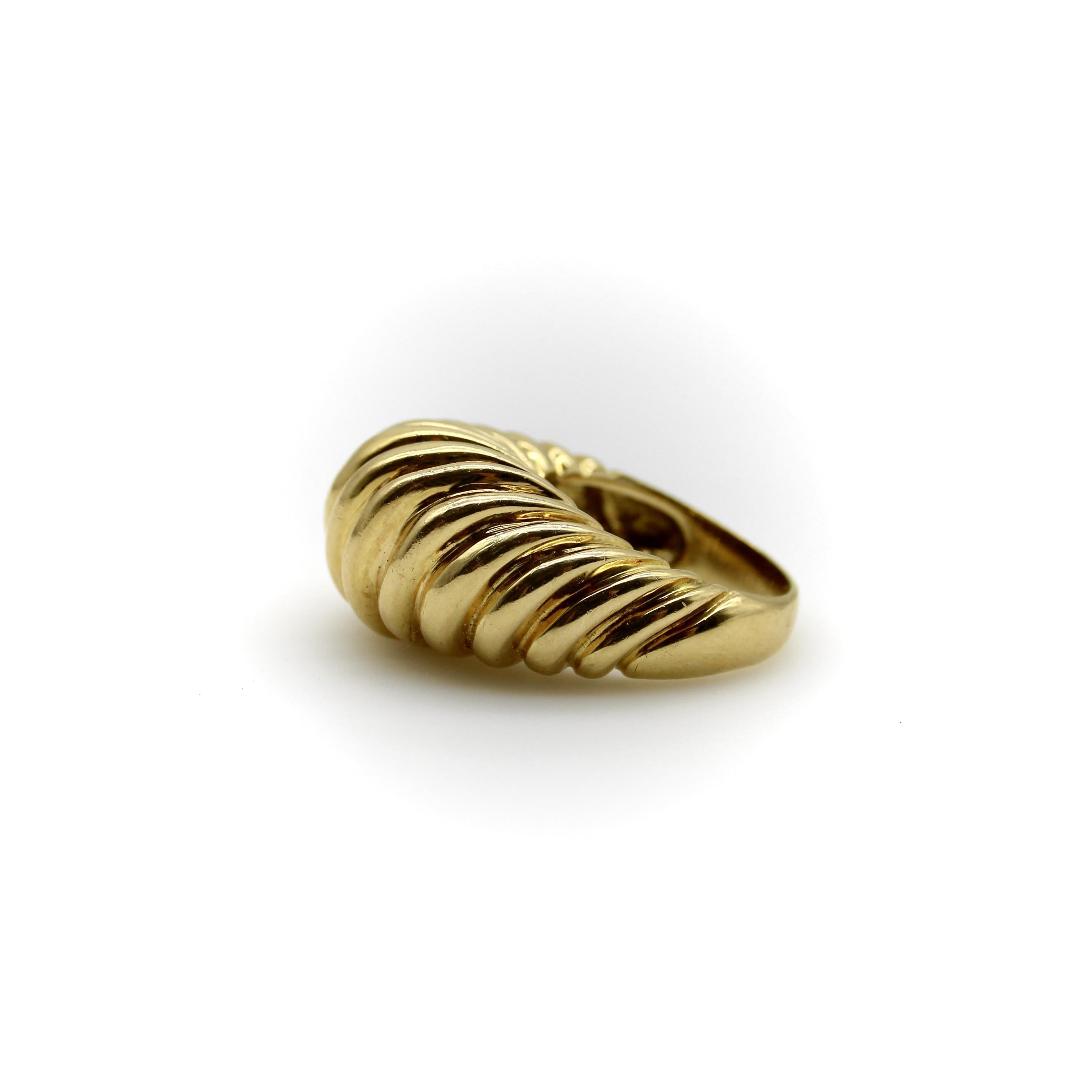 Women's or Men's Vintage Tiffany & Co. 18K Gold Fluted Dome Ring For Sale