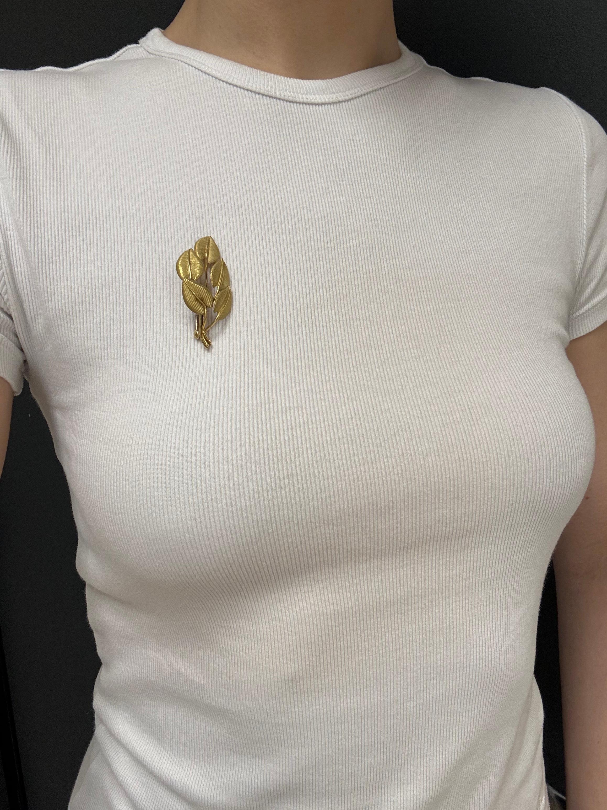 This Tiffany & Co. 18k Gold Leaf Brooch Pin is a vintage piece crafted in Italy during the 1970s. Made of solid 18k yellow gold, the brooch features an intricate leaf design with finely textured details that mimic the natural veins of a leaf.