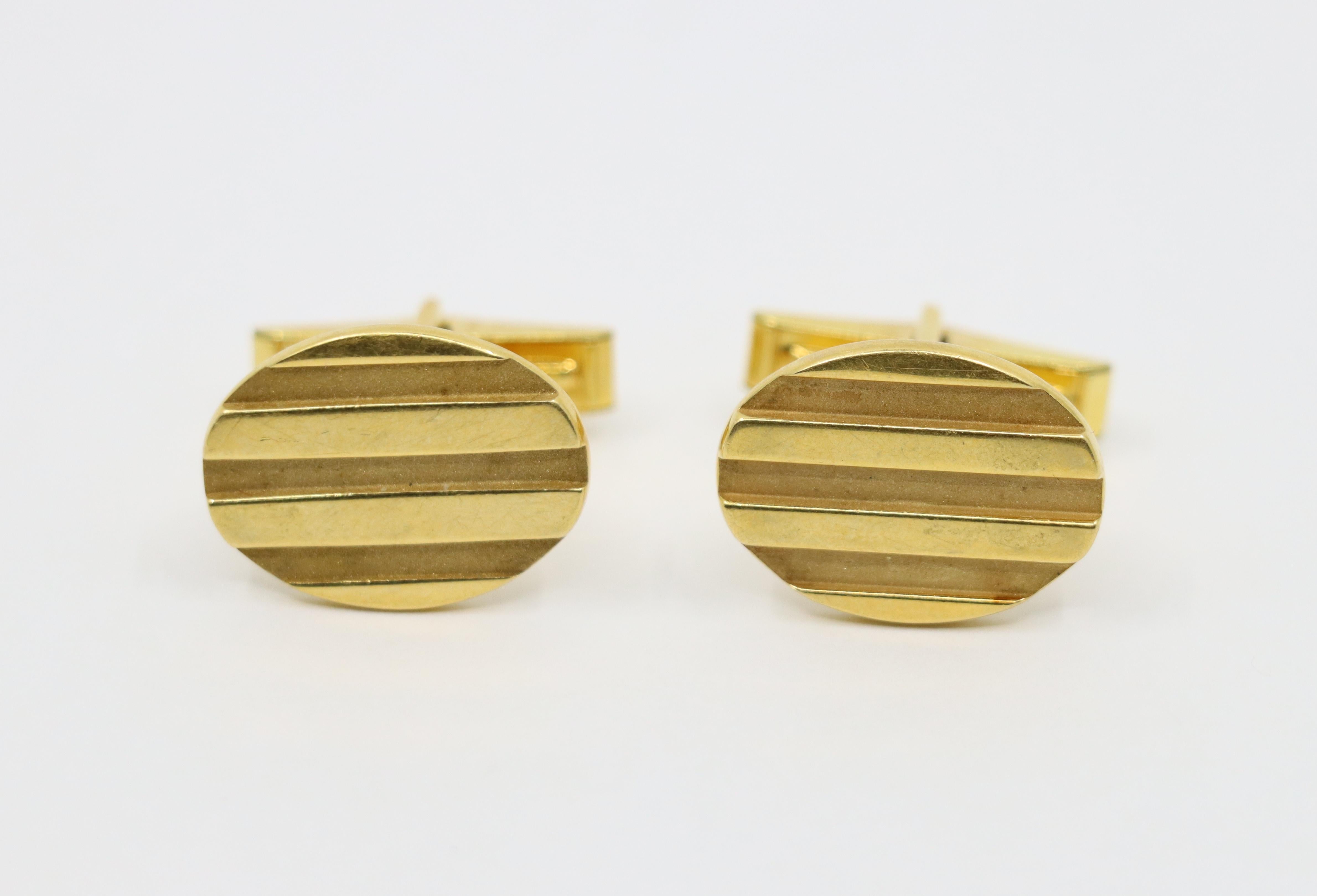 Vintage Tiffany & Co. 18K Gold Oval Textured Cufflink In Good Condition For Sale In Flushing, NY