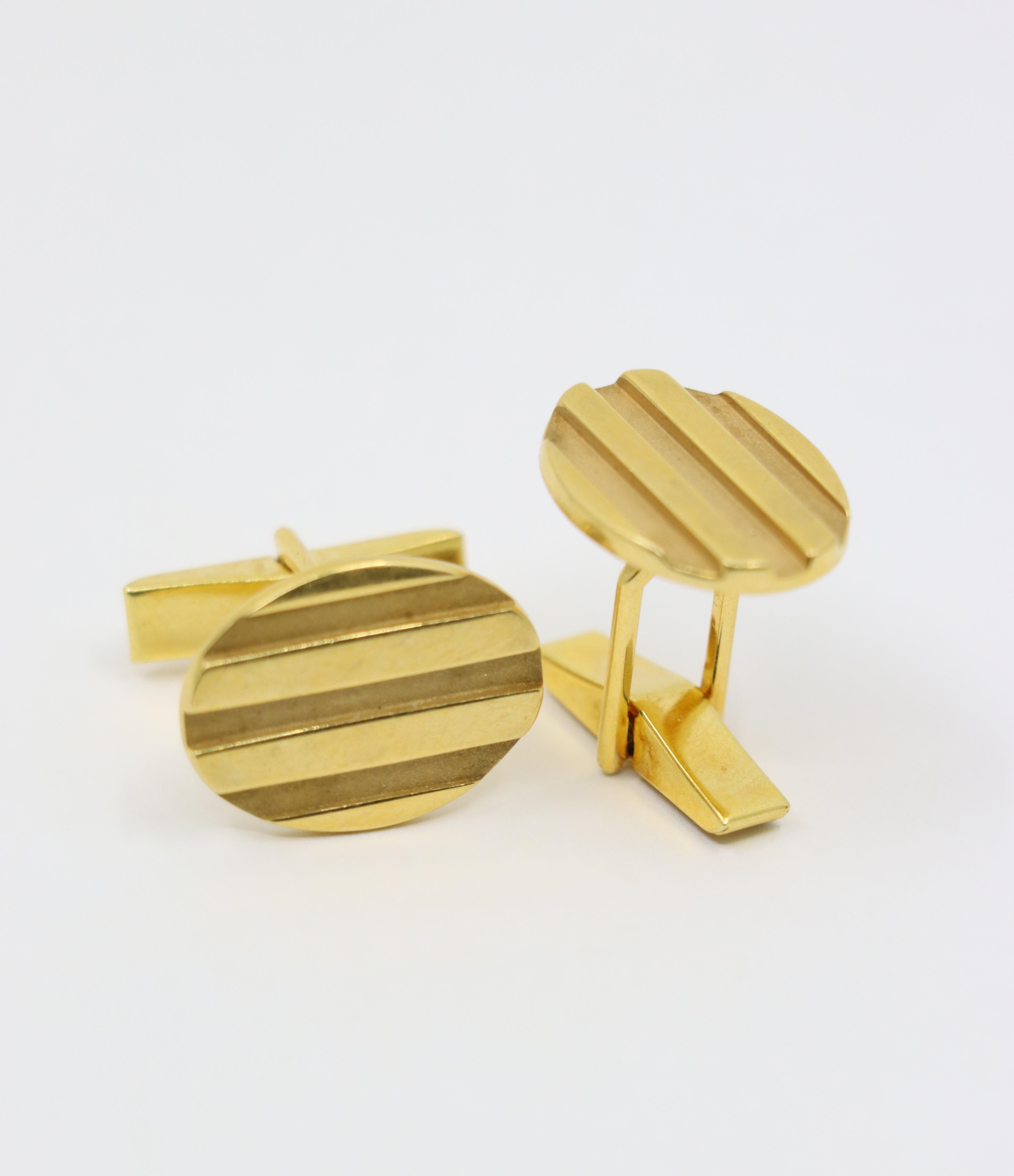 Vintage Tiffany & Co. 18K Gold Oval Textured Cufflink For Sale 1