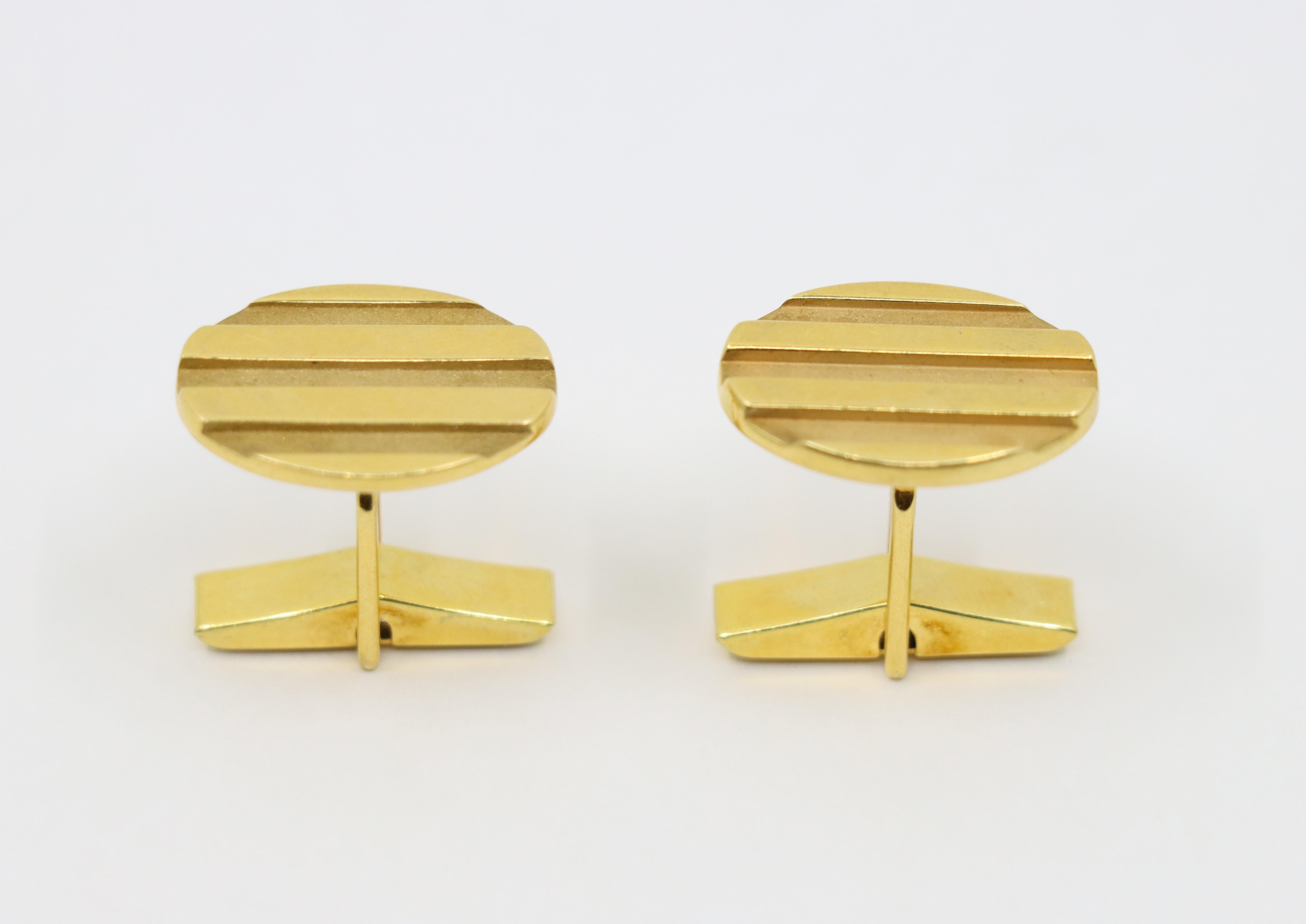 Vintage Tiffany & Co. 18K Gold Oval Textured Cufflink For Sale 2