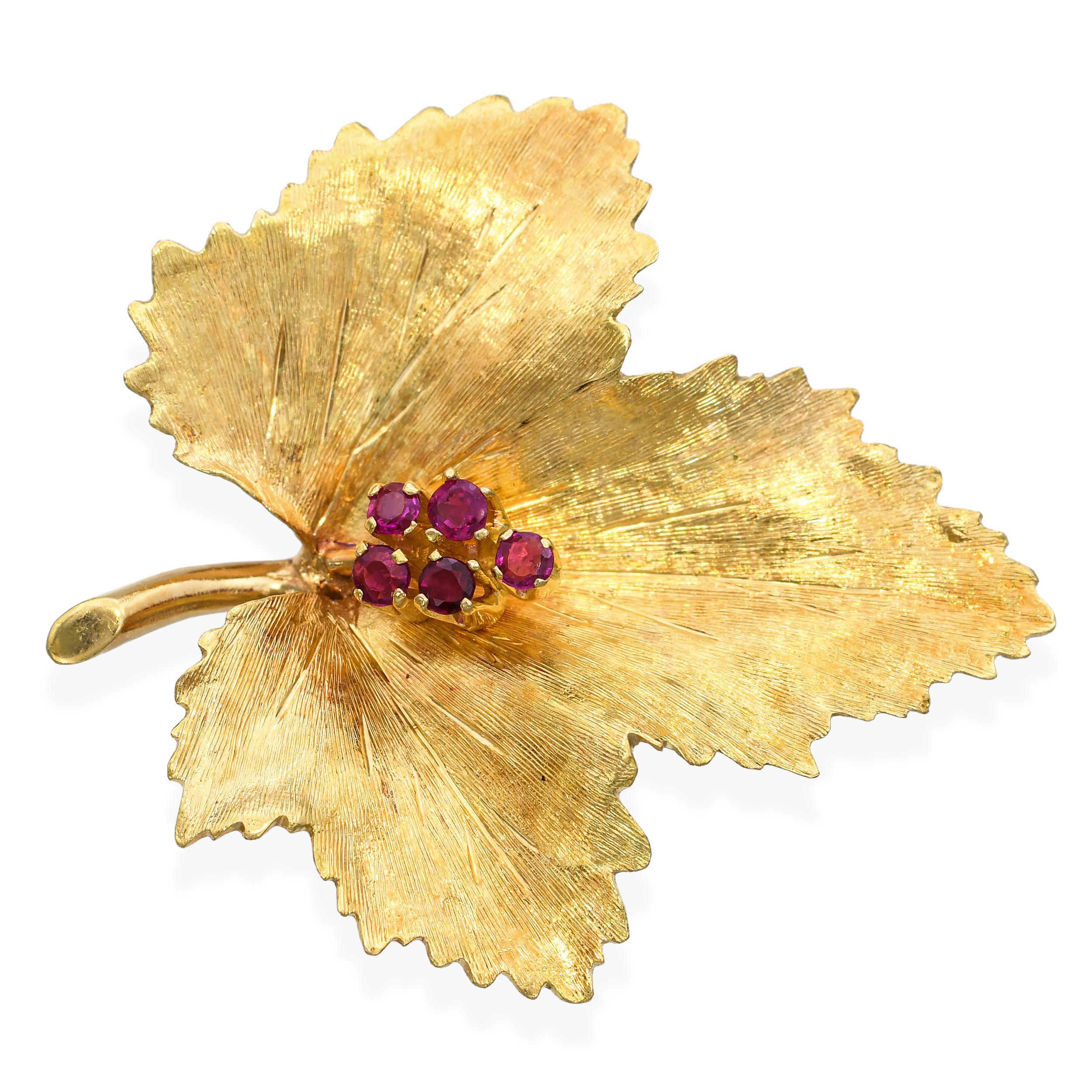 Este broche vintage de Tiffany & Co. presenta una hoja de arce bellamente esculpida en oro amarillo. Acentuado con vívidos rubíes a lo largo de la veta central, el diseño captura tanto la elegancia natural como el color vibrante. Los intrincados