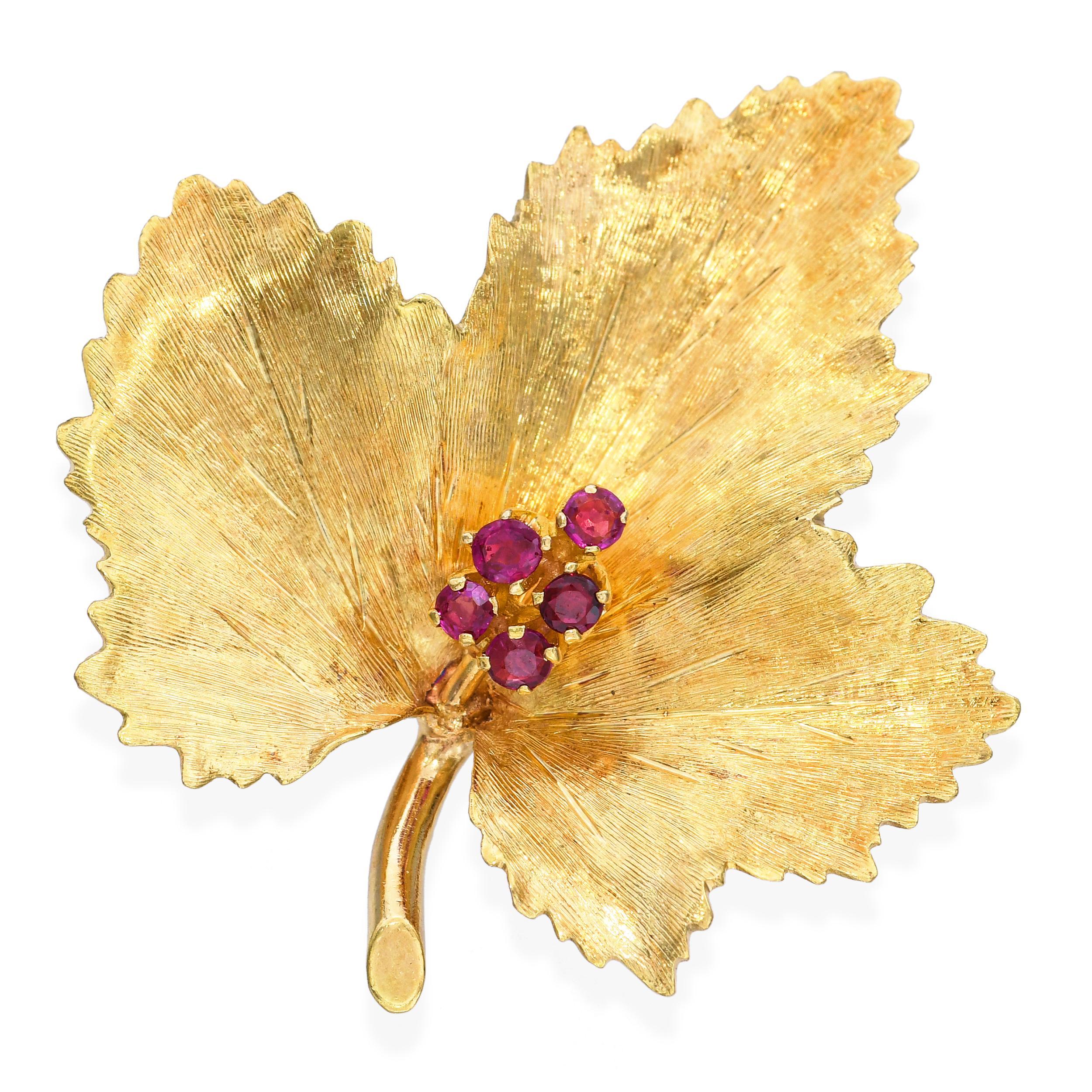 Broche vintage Tiffany & Co de oro de 18 quilates con hoja de arce y rubí en Bueno estado para la venta en New York, NY