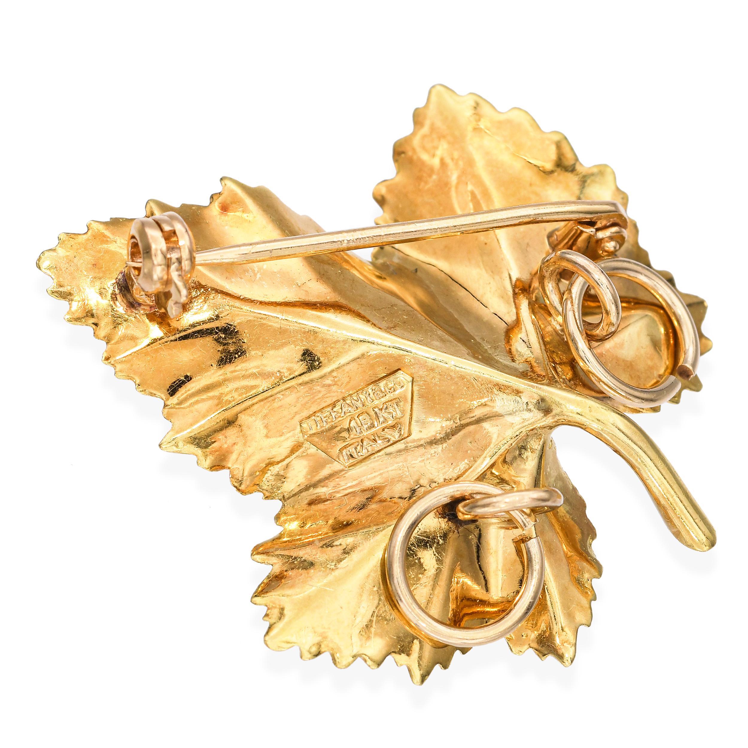 De las mujeres Broche vintage Tiffany & Co de oro de 18 quilates con hoja de arce y rubí en venta
