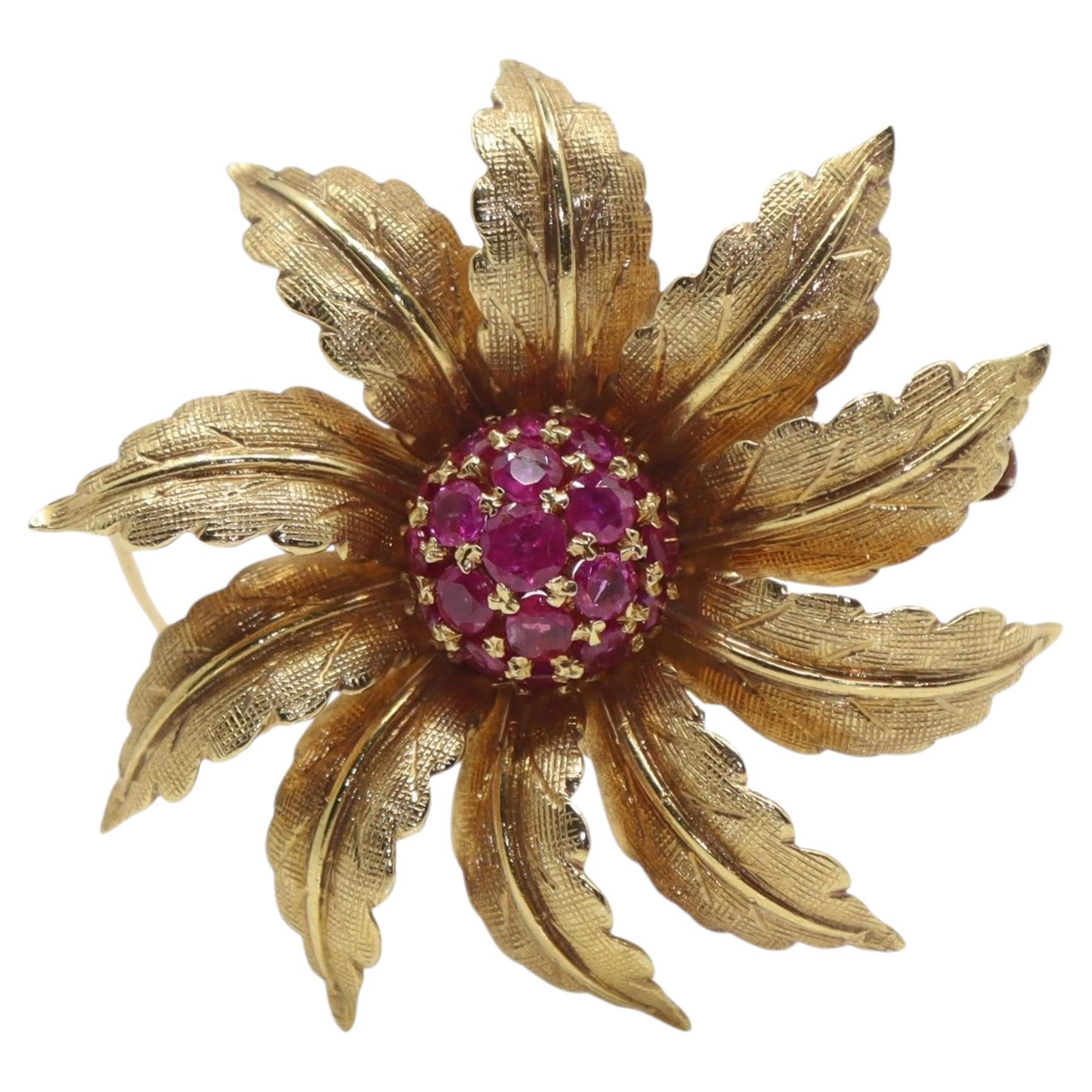 Broche vintage de Tiffany & Co. de oro de 18 quilates con forma de flor y rubíes en forma de estrella