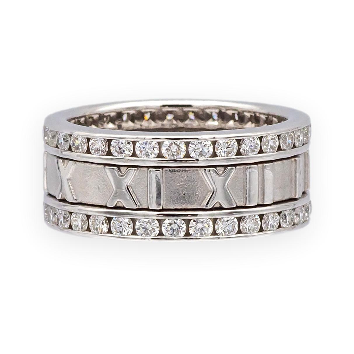 Realizzato in oro bianco 18 carati, questo vintage Tiffany & Co. L'anello Atlas presenta ritagli di numeri romani incorniciati da due file di diamanti rotondi con taglio a brillante per un totale di circa 1,53 carati. La fascia larga misura 8,3 mm