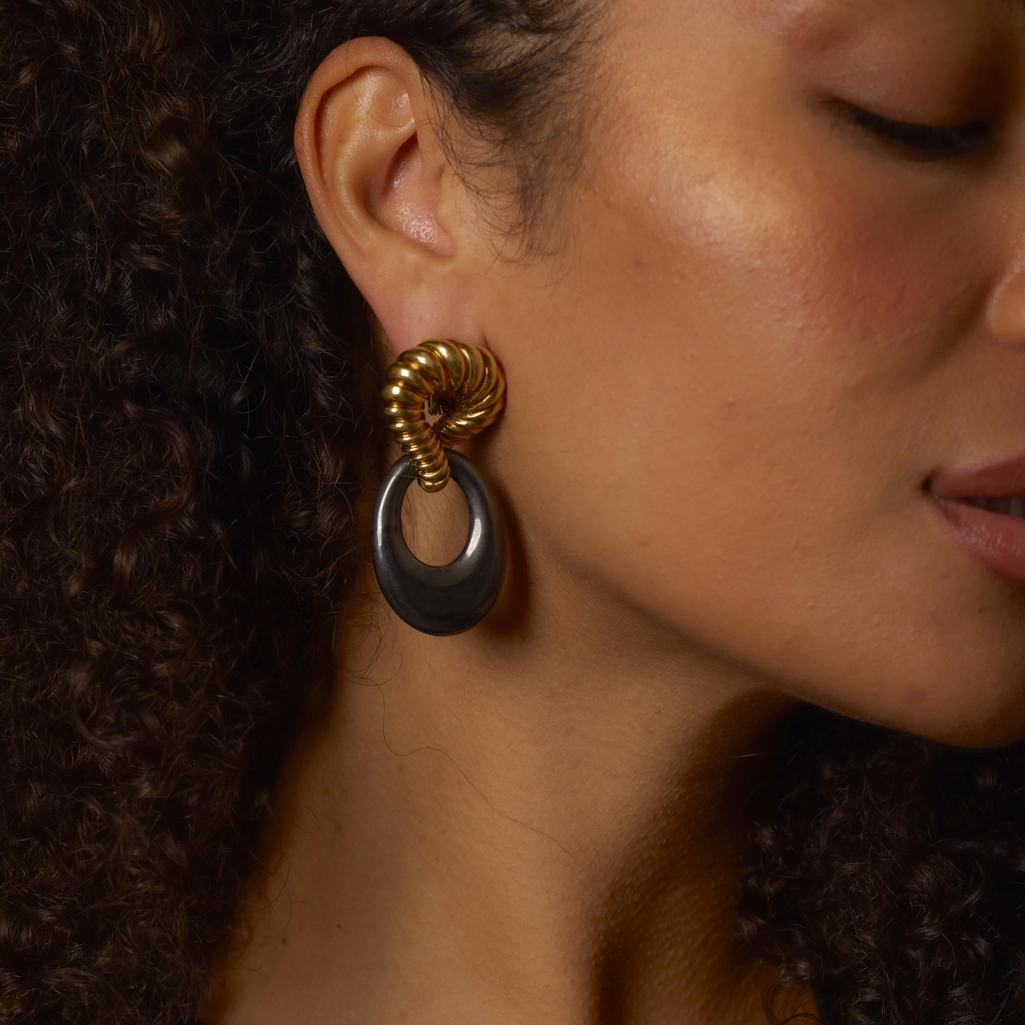 Estos atrevidos pendientes vintage de Tiffany & Co. combinan hematites pulida y radiante oro amarillo de 18 quilates en un diseño escultural, de gran presencia.