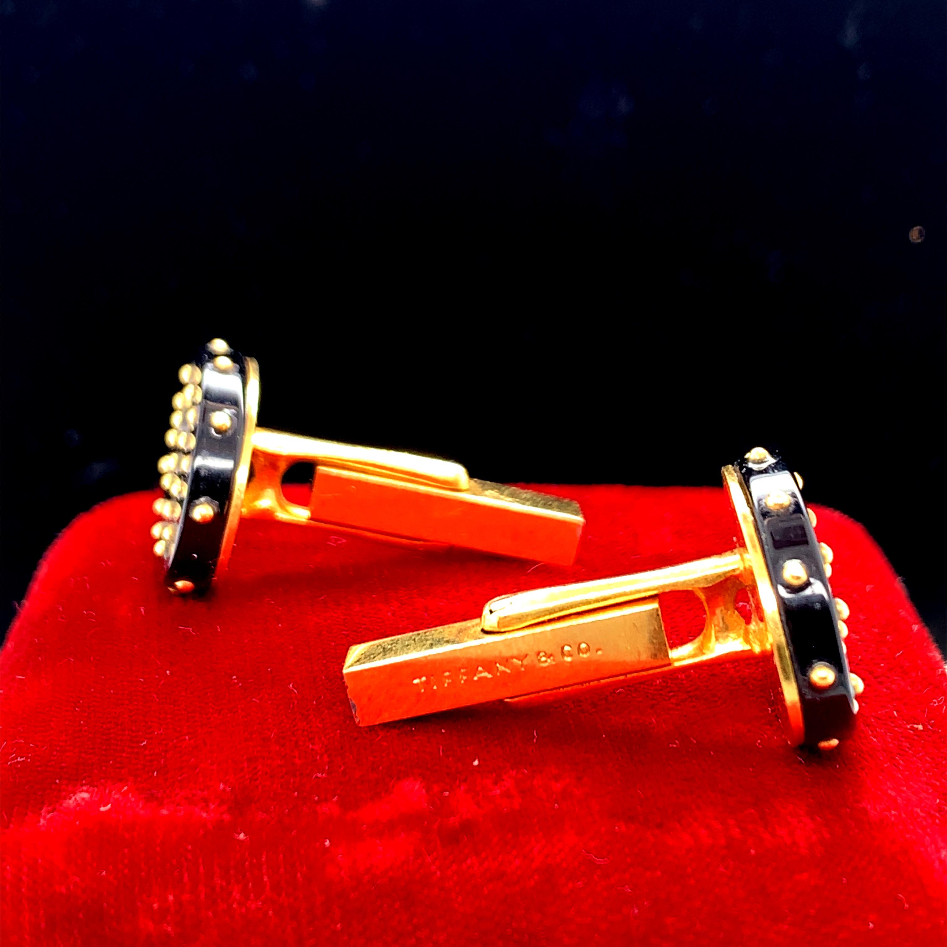 Année : 1980

Détails de l'article : 
Type de métal : Or jaune 18K [poinçonné et testé].
Poids :  16,1 grammes

Détails de la pierre :
Type : Onyx
Poids : 3.0ct, poids total
Coupe : Ovale
Couleur : Noir

Mesures des boutons de manchette : 21mm x