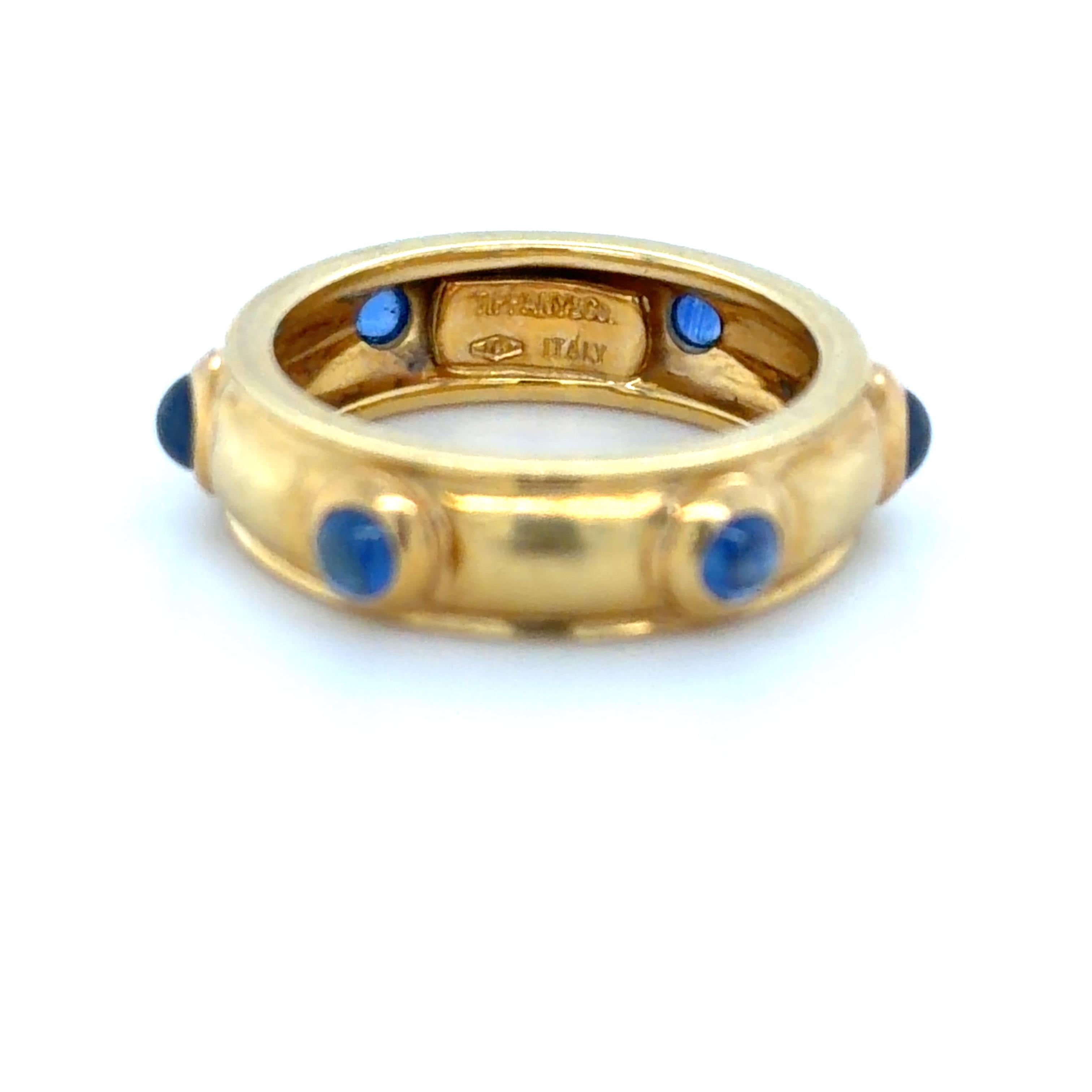 Questo anello unico, disegnato da Tiffany & Co., contiene sei zaffiri rotondi di alta qualità con taglio cabochon di 2,80 mm di diametro. Montato in oro 18 carati e abilmente realizzato con un design a castone, questo anello è perfetto per qualsiasi