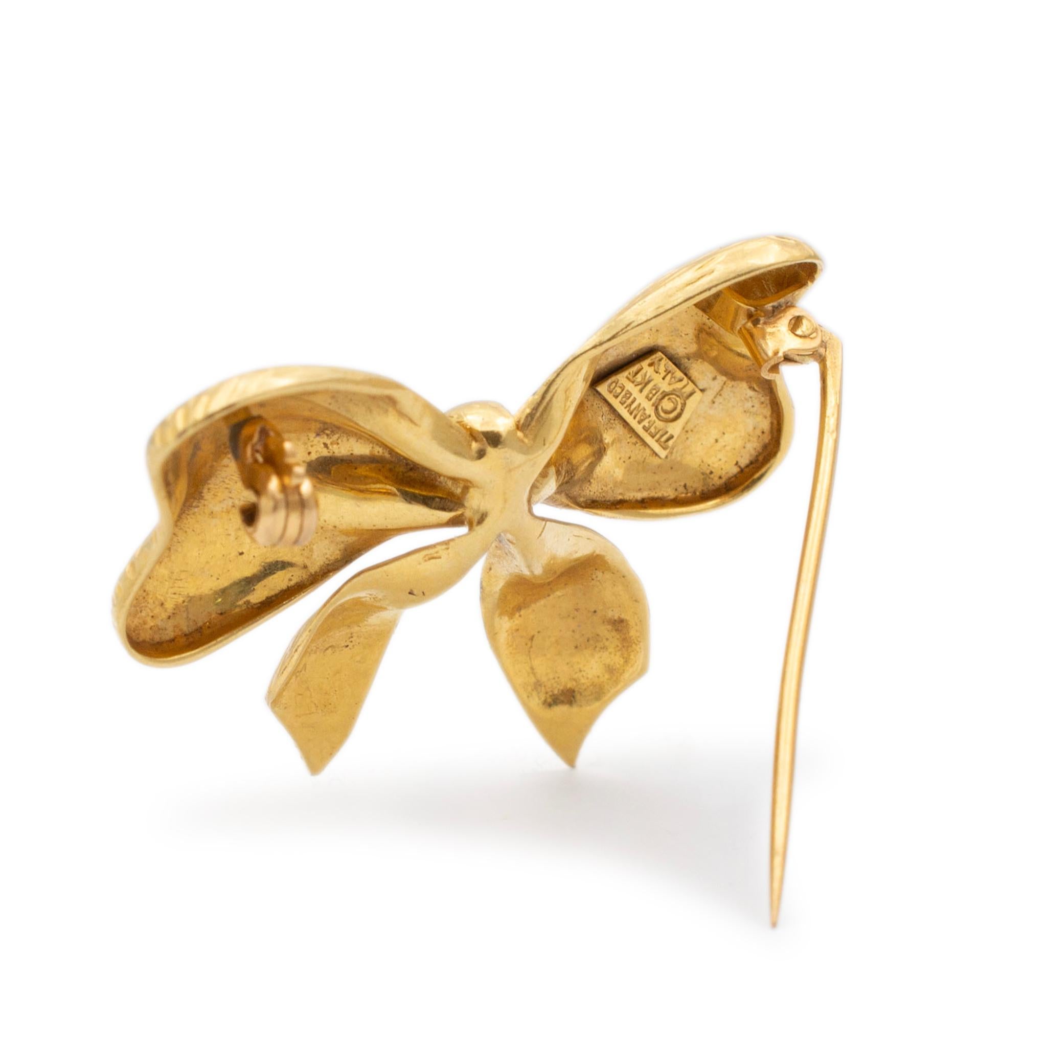 Gender: Unisex

Metal Type: 18K Yellow Gold

Length: 1.25 inches

Width: 35.00 mm

Weight: 8.50 grams

Designer made 18K yellow gold bow, vintage brooch. Engraved with 