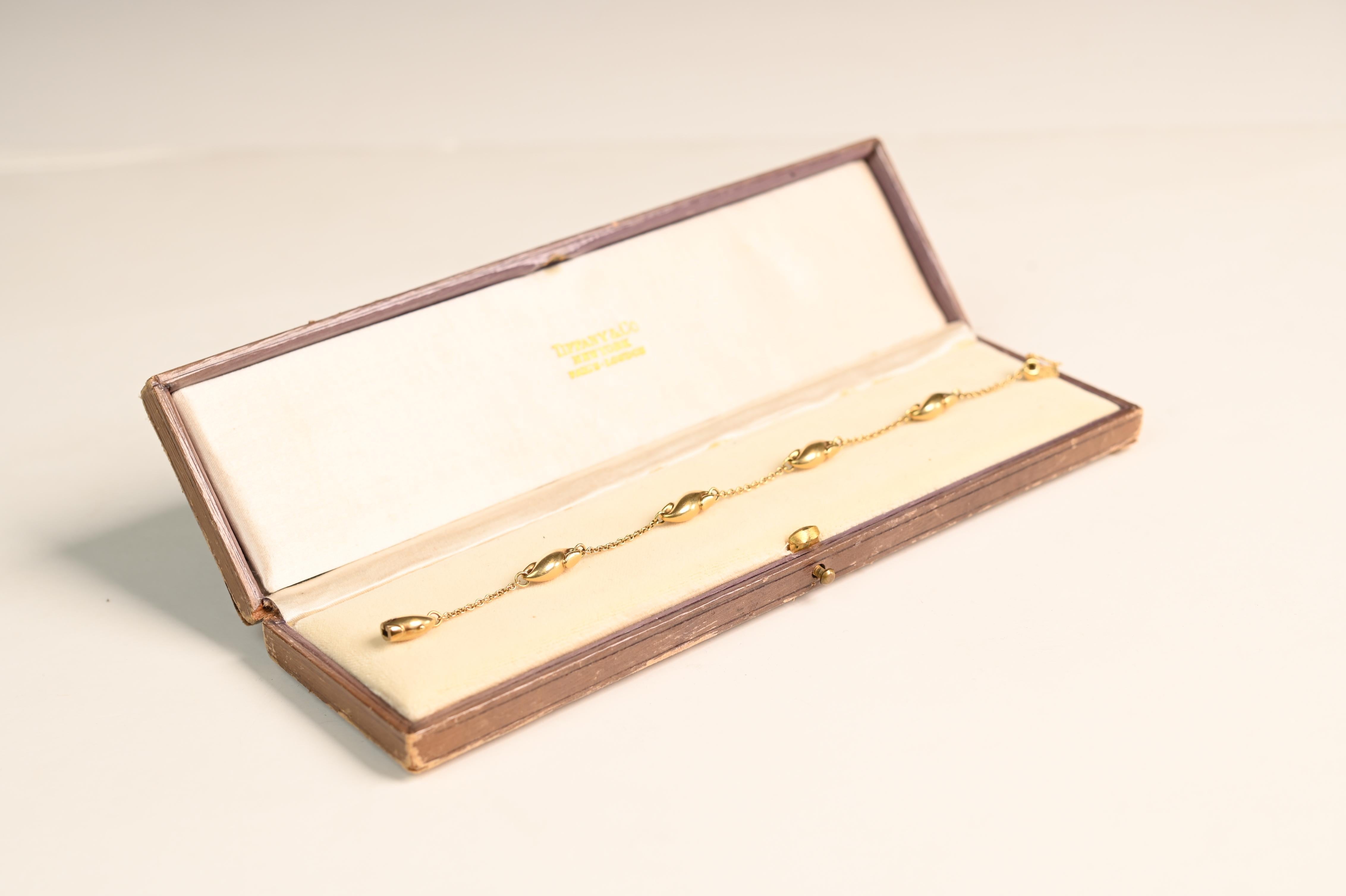 Cet exquis bracelet vintage de Tiffany & Co., conçu par la célèbre Elsa Peretti, est une véritable pièce de collection. Confectionné en luxueux or jaune 18 carats, ce bracelet présente des maillons élégamment entrelacés qui exsudent une