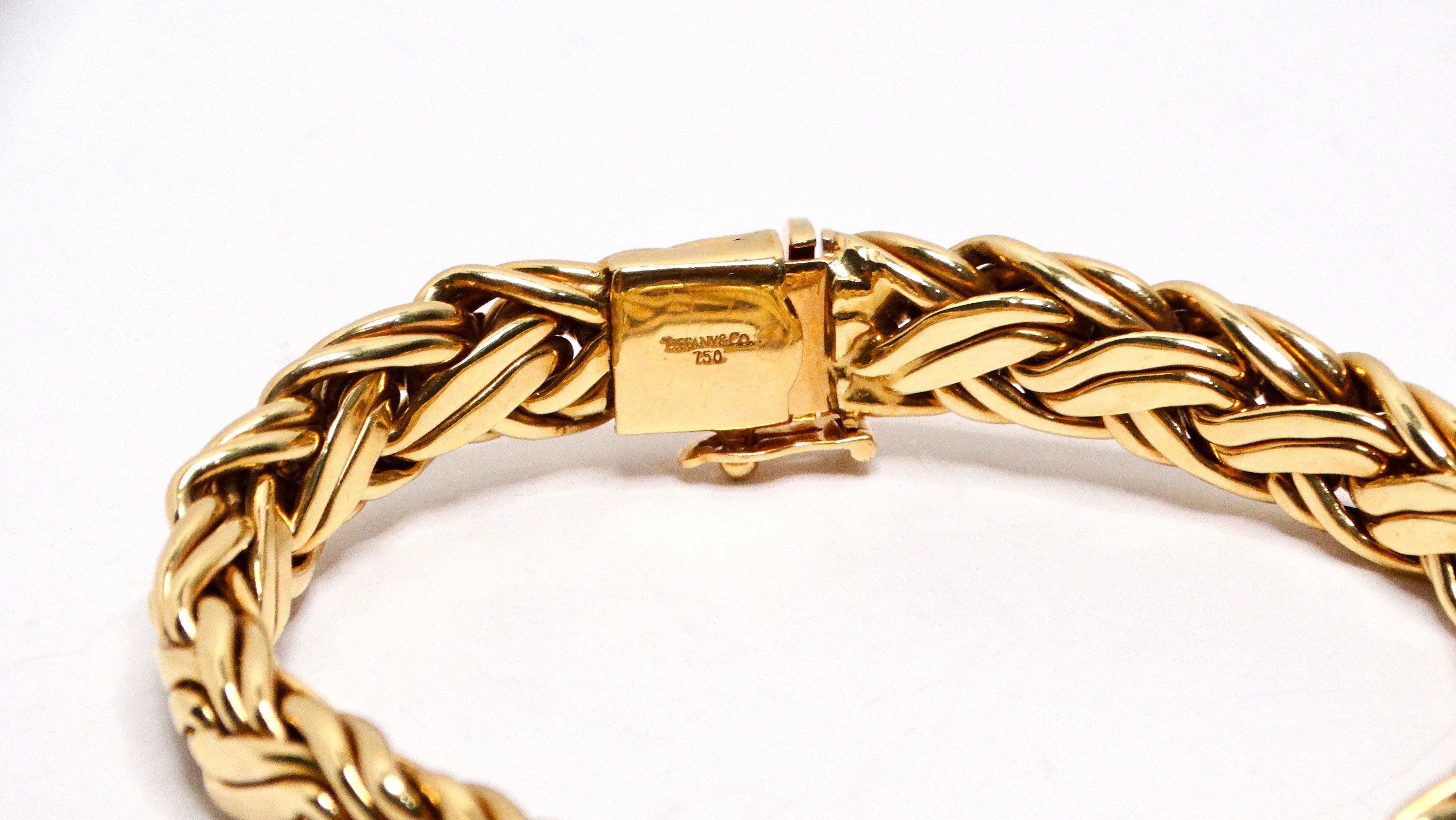 Das Vintage Tiffany & Co. 18k Yellow Gold Byzantine Bracelet ist ein eindrucksvolles Beispiel für exquisite Handwerkskunst und zeitlose Eleganz. Dieses Armband weist das ikonische byzantinische Geflecht auf, das für seine komplizierten und