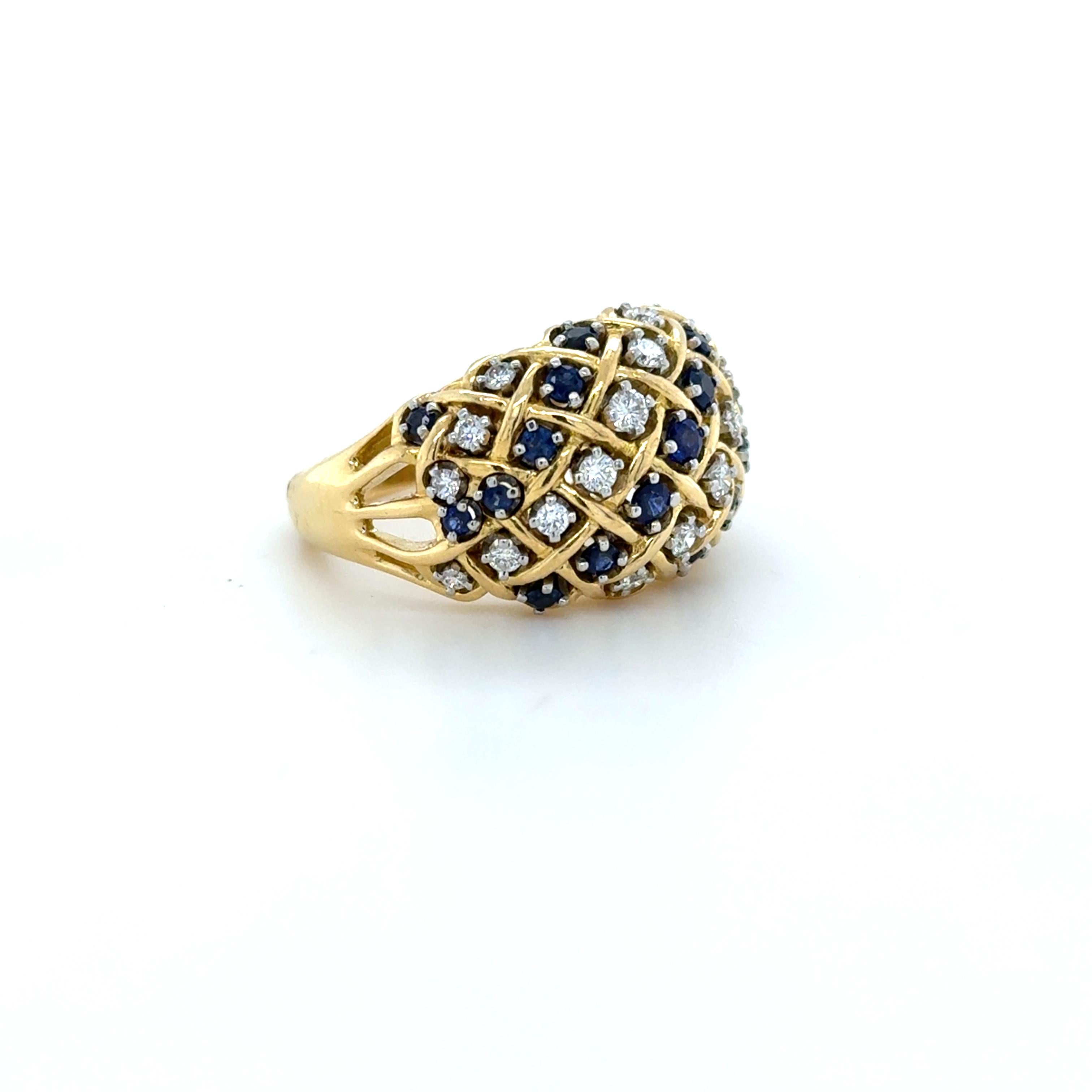 Questo anello unico, disegnato da Tiffany & Co., contiene 20 diamanti rotondi taglio brillante di prima qualità e 19 zaffiri rotondi taglio misto per un peso totale di 1,80 carati. Montato in oro 18 carati e abilmente realizzato con un design a