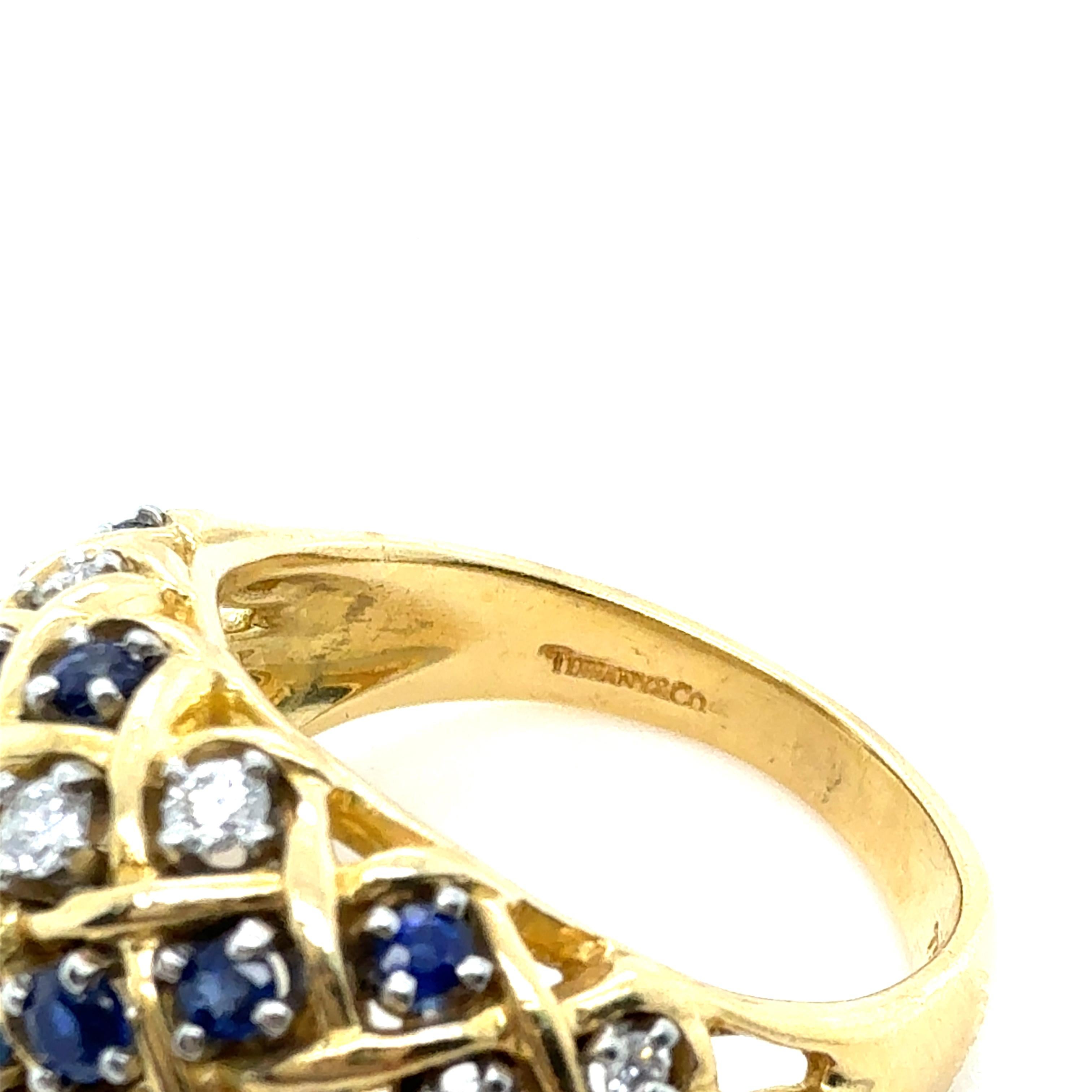 Vintage Tiffany & Co., anello con diamanti e zaffiri in oro giallo 18 carati in vendita 2
