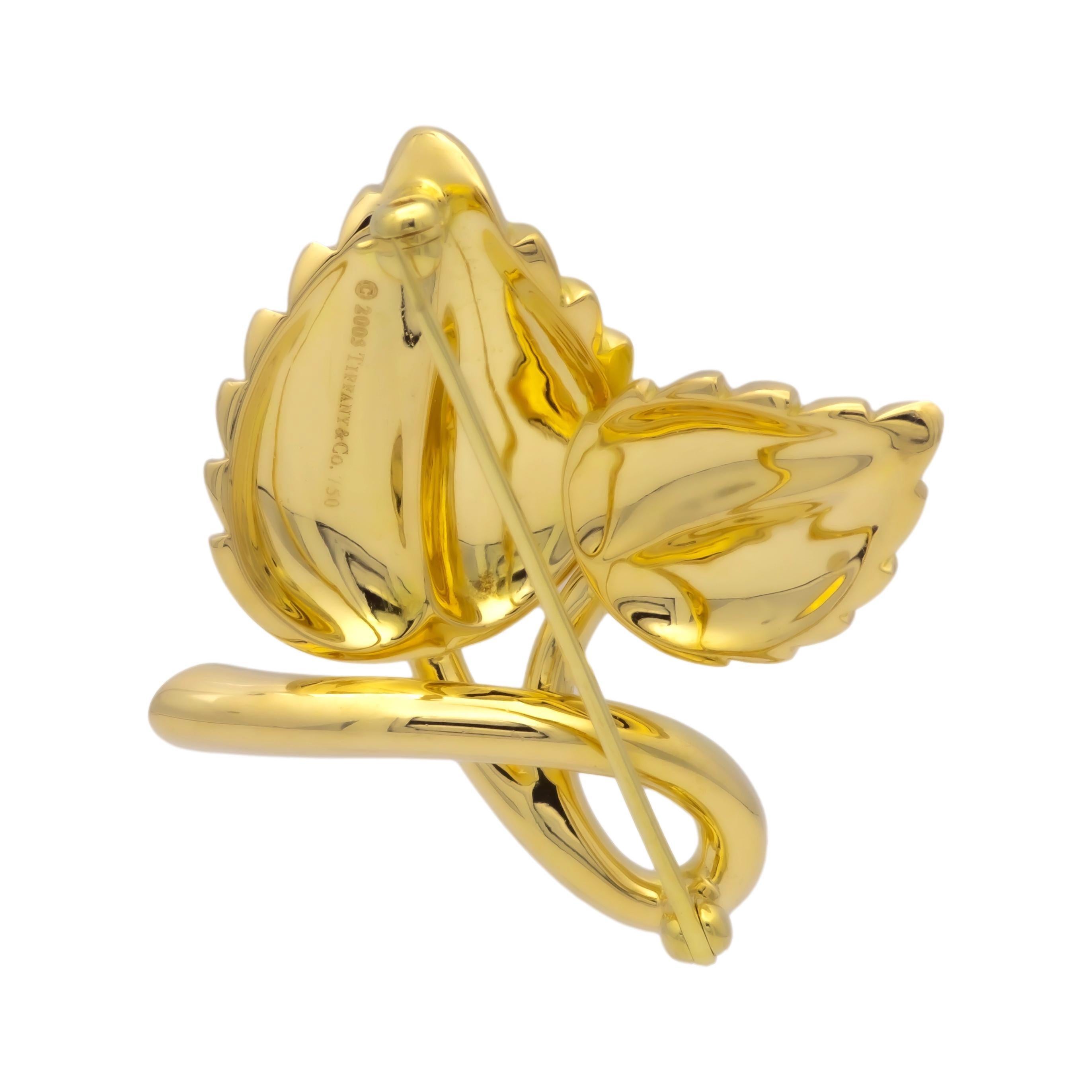 Vintage Tiffany & Co. Doppelblatt-Motiv Pin fein in Handarbeit in 18 Karat Gelbgold mit einem runden Brillantschliff Diamant mit einem Gewicht von 0,08 Karat etwa mit schönen funkelnden. Diese Brosche hat eine satinierte Oberfläche auf hochpoliertem