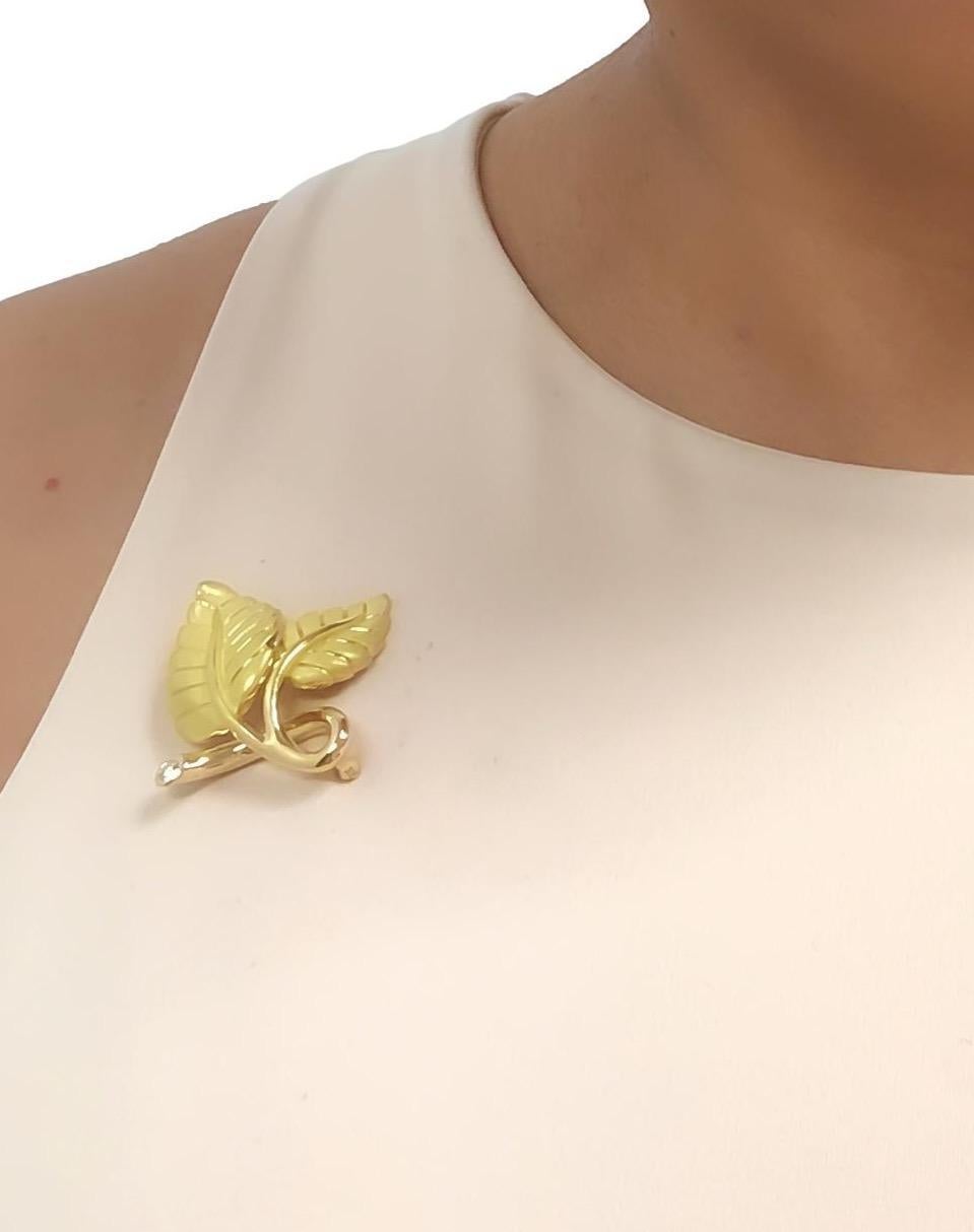 Vintage Tiffany & Co. 18K Yellow Gold Diamond Leaf Brooch Pin In Excellent Condition For Sale In New York, NY